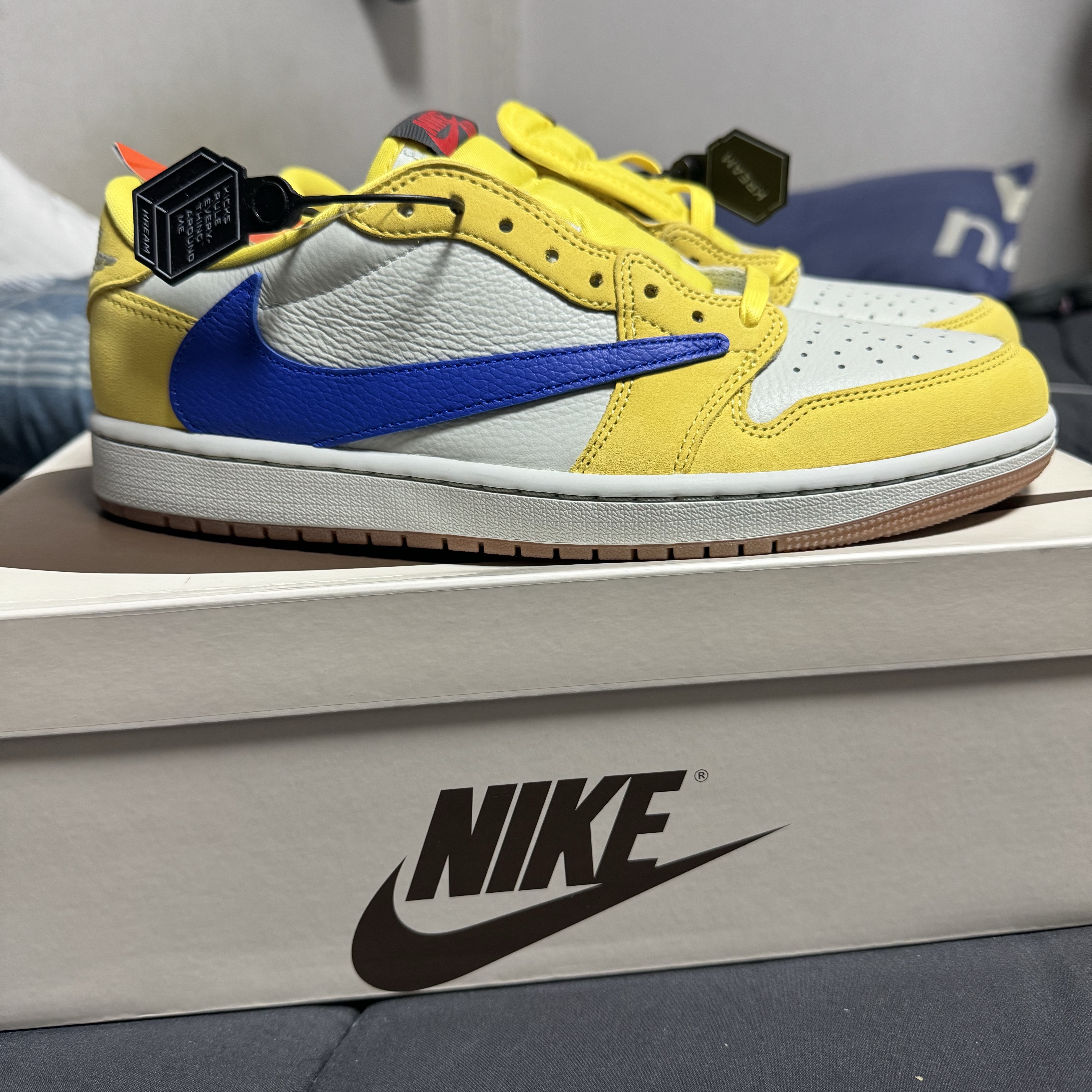 (W) Jordan 1 x Travis Scott Retro Low OG SP Canary 착용 스타일 - 1