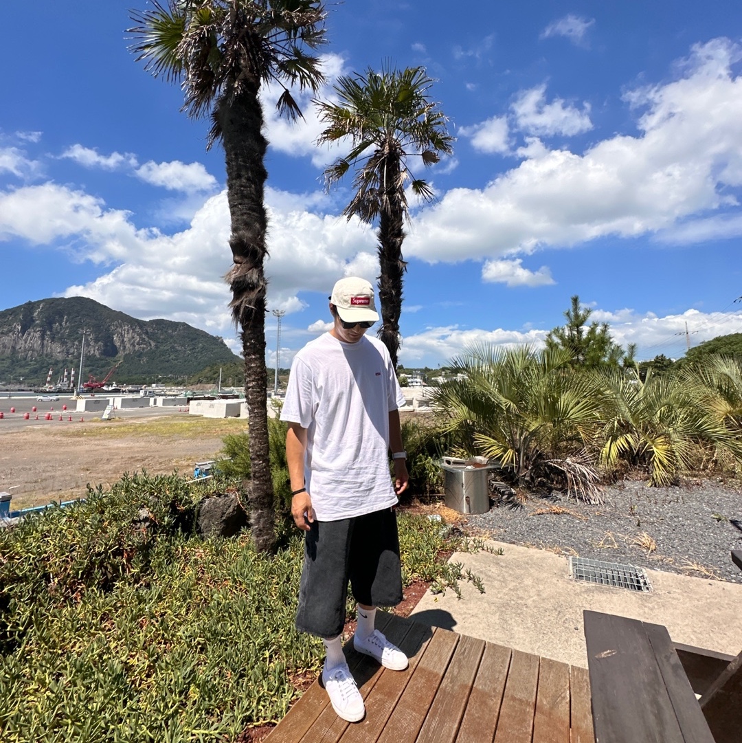 Supreme Small Box T-Shirt White - 24SS, Supreme Washed Chino Twill Camp Cap Natural - 24SS 착용 스타일