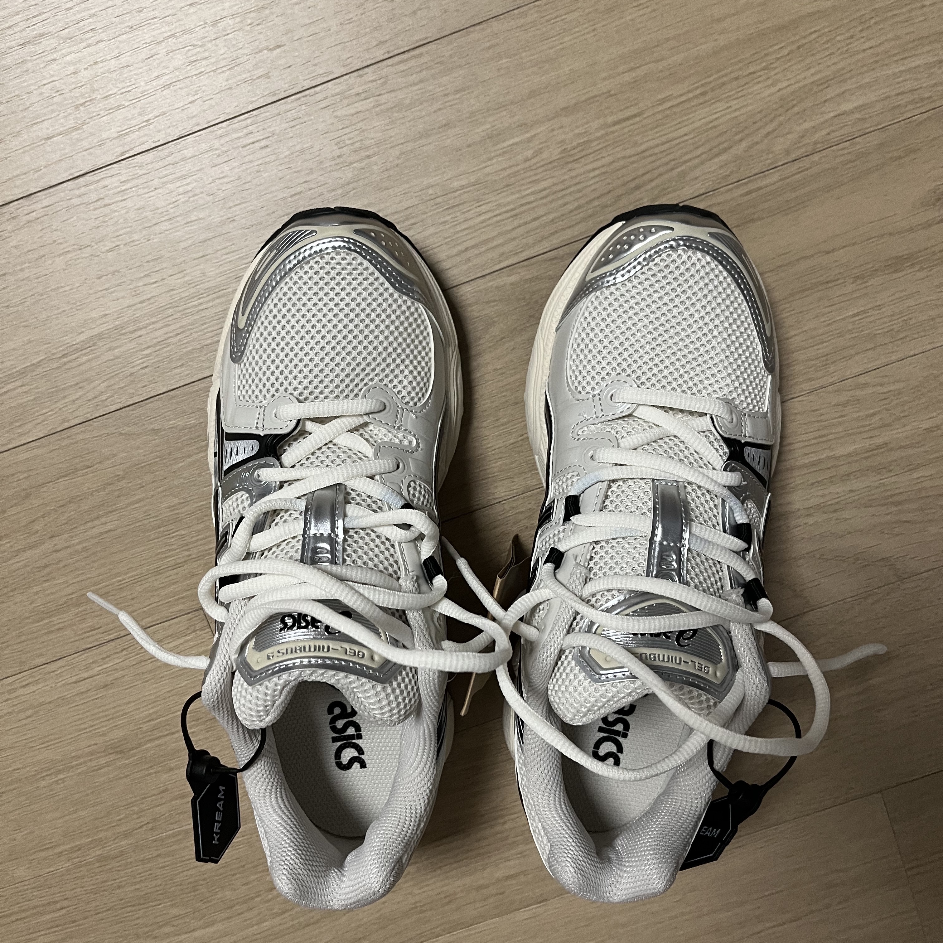 Asics Gel-Nimbus 9 Cream Black 착용 스타일