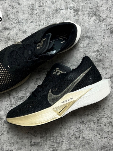 Nike ZoomX Vaporfly Next% 3 Black Metallic Gold Grain 착용 스타일