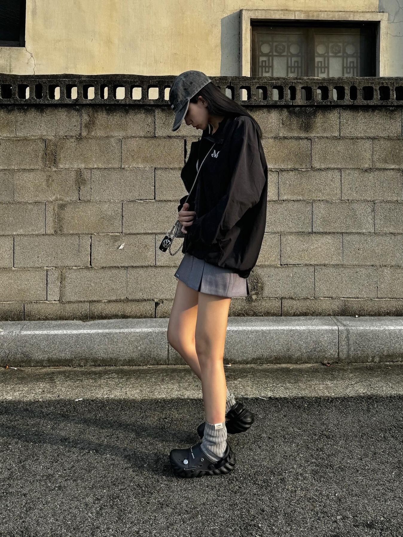 Supreme Coated Denim Camp Cap Black - 24SS, Crocs x Feng Chen Wang Echo Clog Black 착용 스타일 - 1