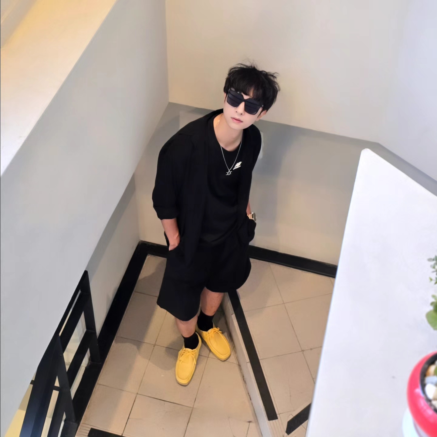 Samsung Galaxy Watch6 44mm LTE Silver (Korean Ver.), Clarks Wallabee Yellow Suede 착용 스타일 - 4