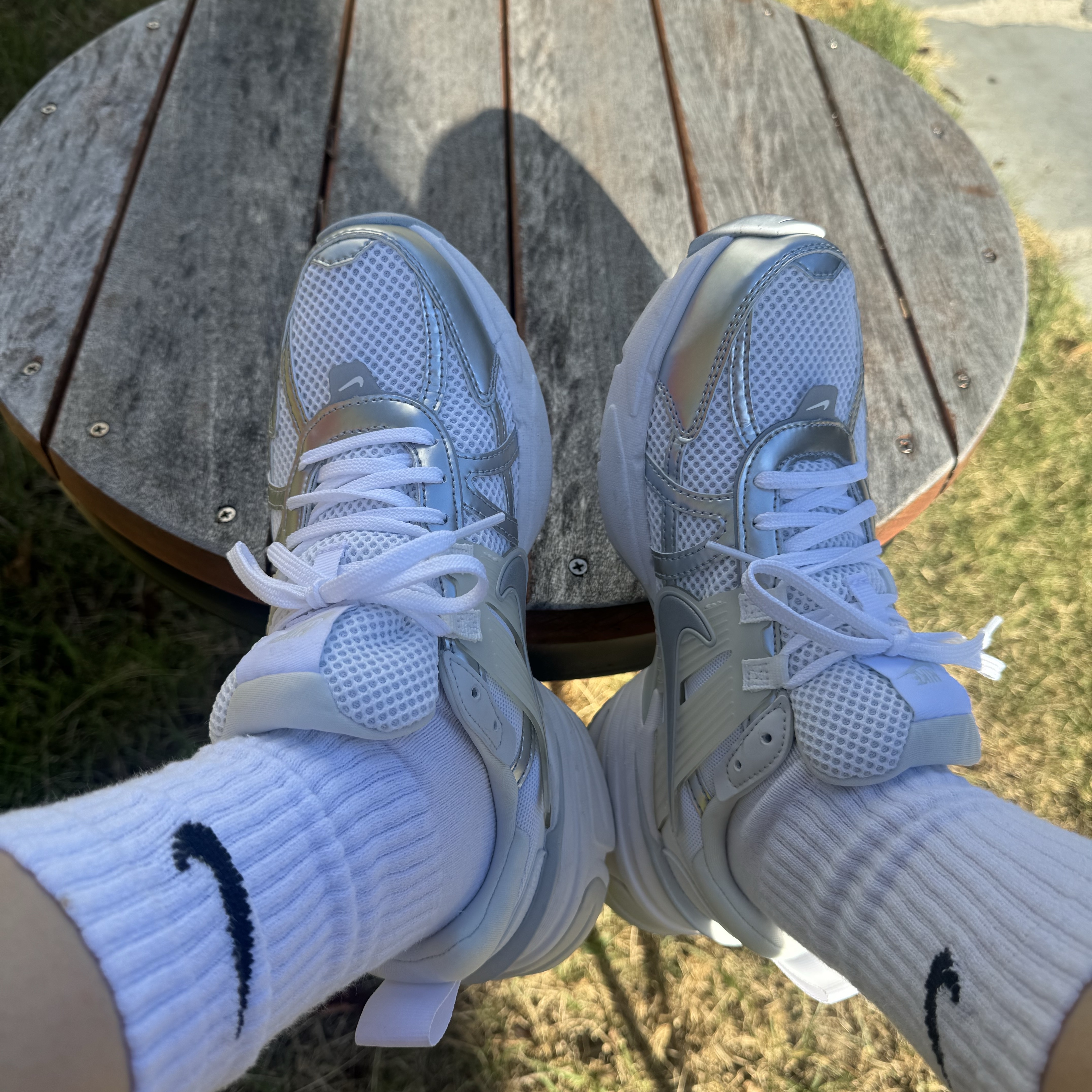 Nike V2K Run Metallic Silver White 착용 스타일 - 2