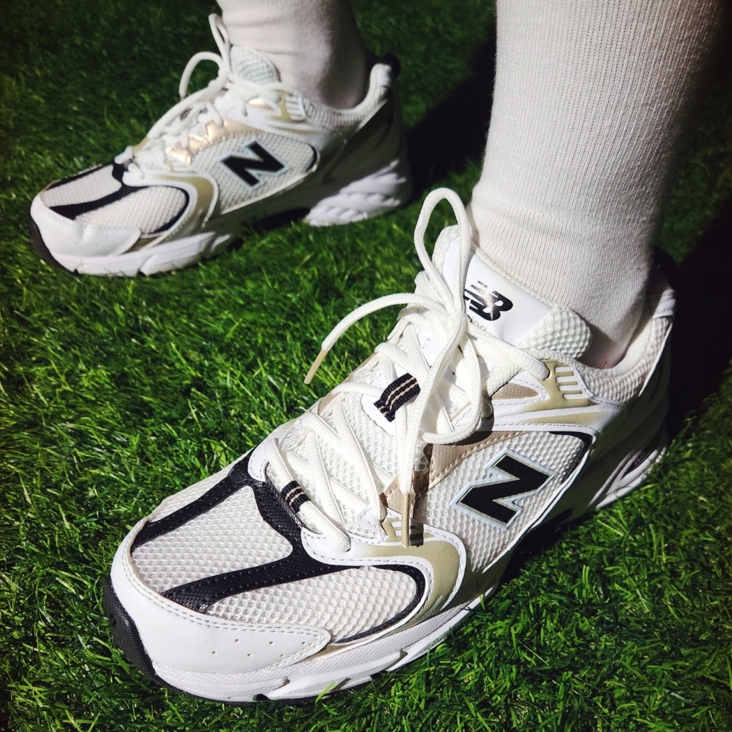 New Balance 530 Off White Gold 착용 스타일 - 5