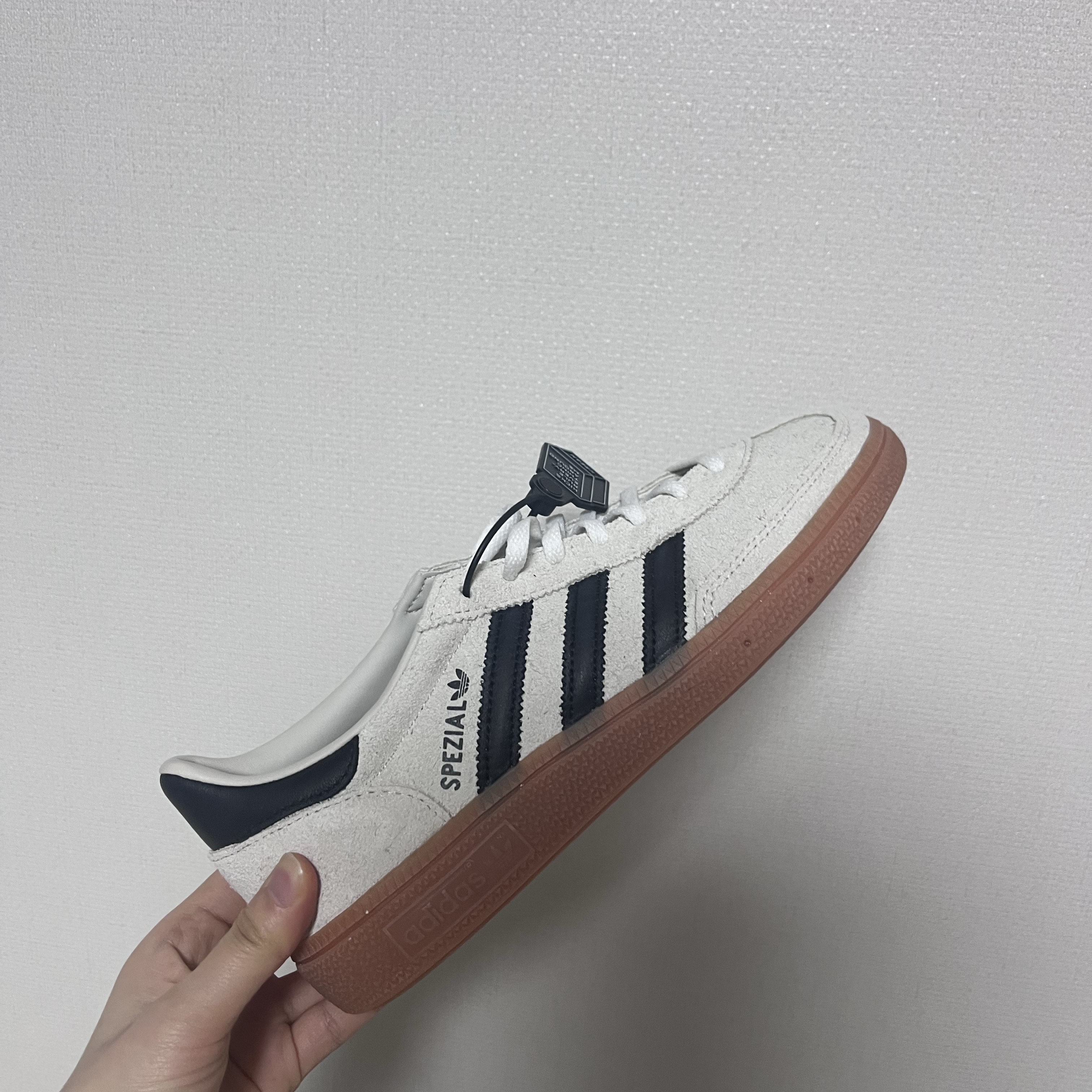 (W) Adidas Spezial Handball Aluminium Core Black 착용 스타일 - 1
