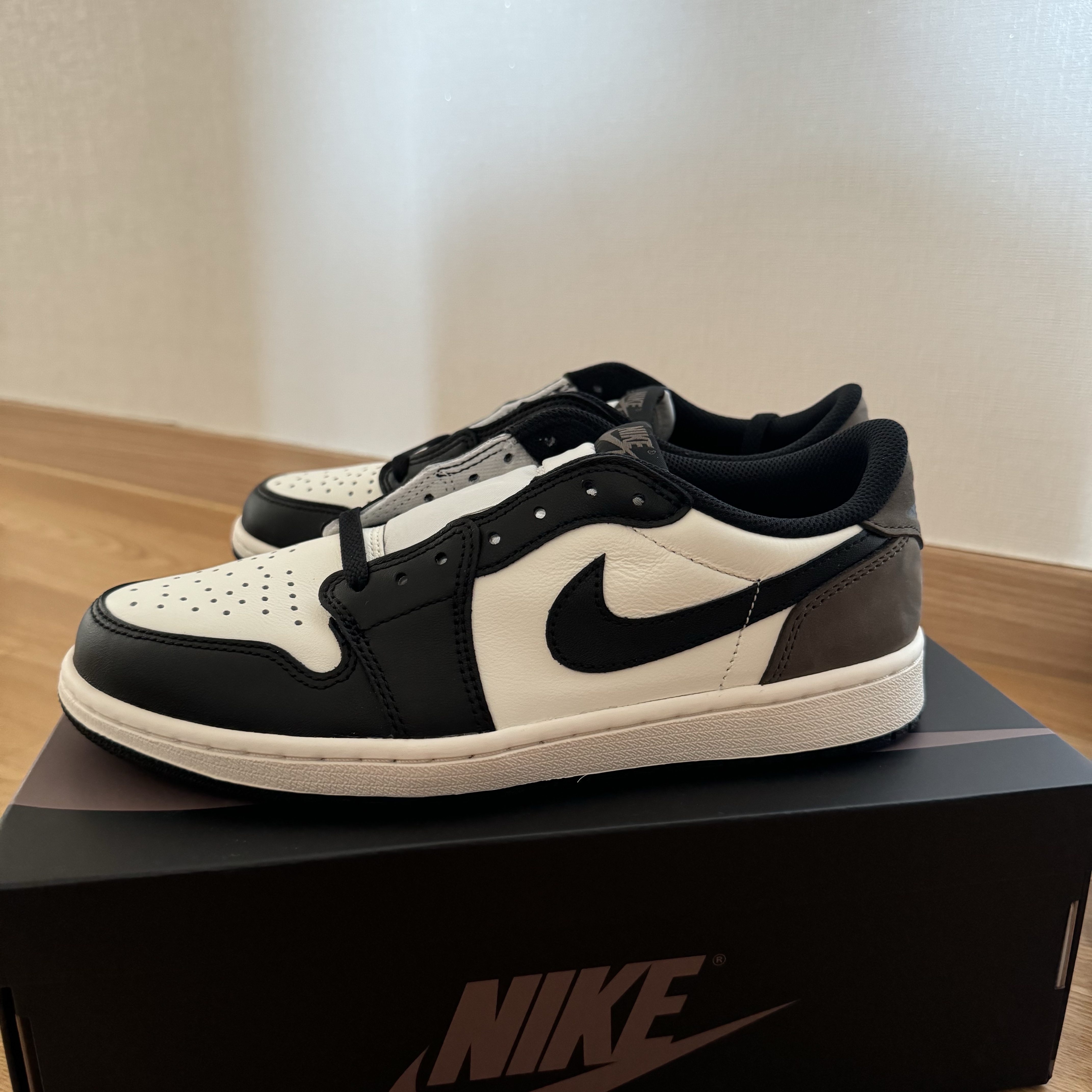 Jordan 1 Retro Low OG Mocha 착용 스타일 - 1