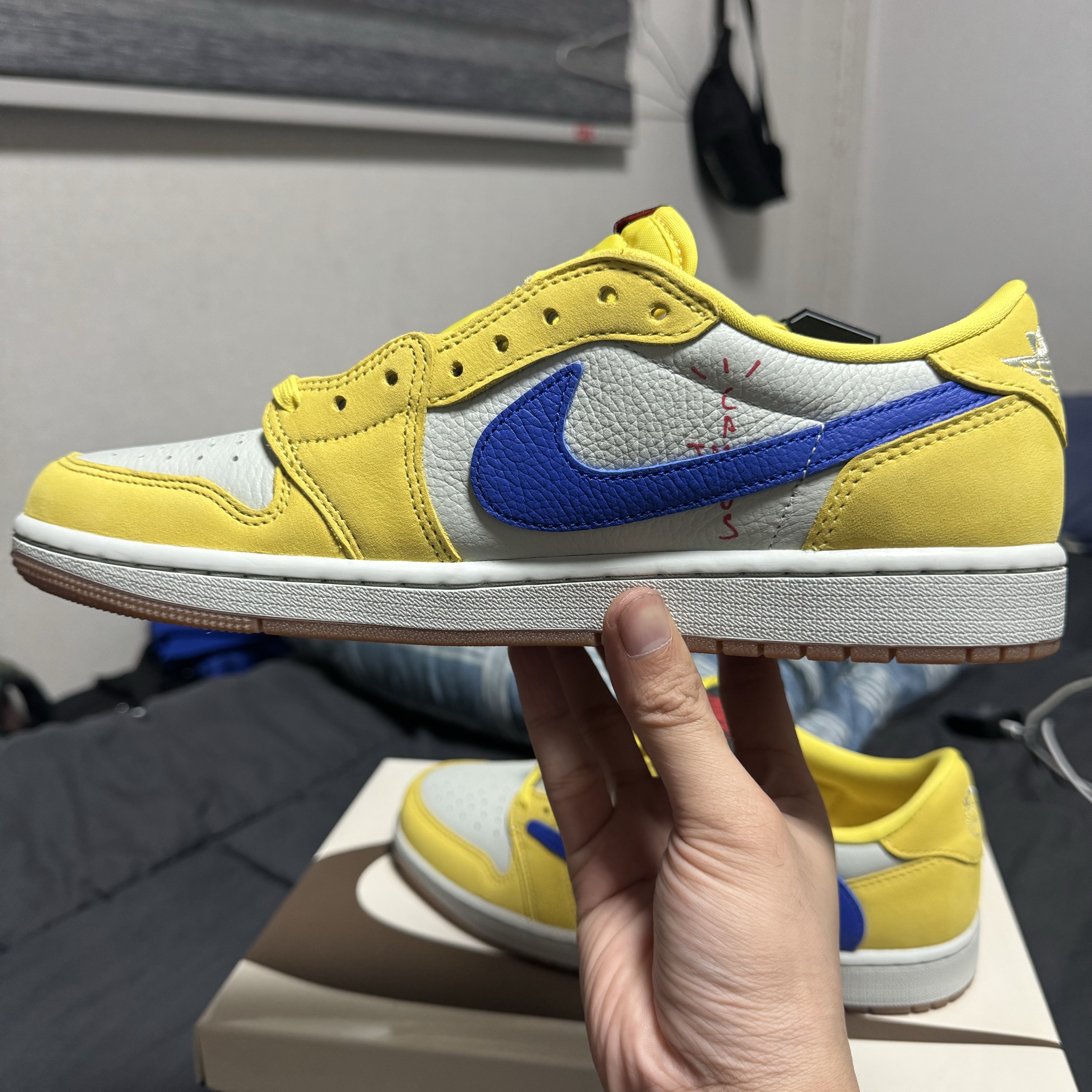 (W) Jordan 1 x Travis Scott Retro Low OG SP Canary 착용 스타일 - 2