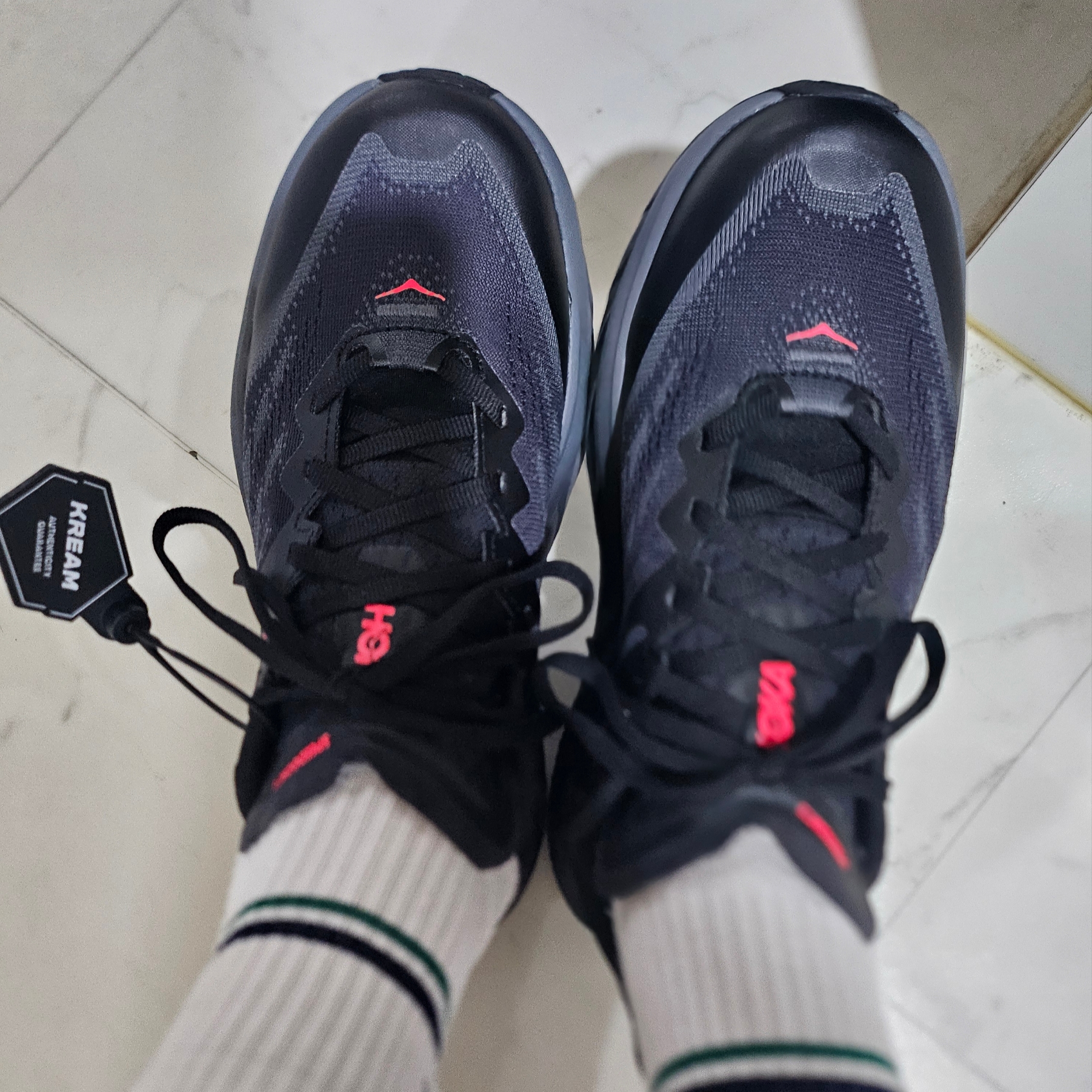 (W) Hoka Speedgoat 5 Gore-Tex Black 착용 스타일