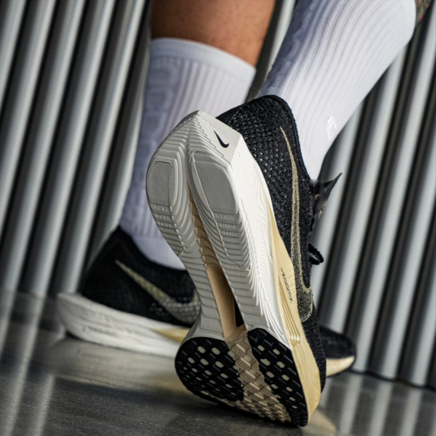 Nike ZoomX Vaporfly Next% 3 Black Metallic Gold Grain 착용 스타일