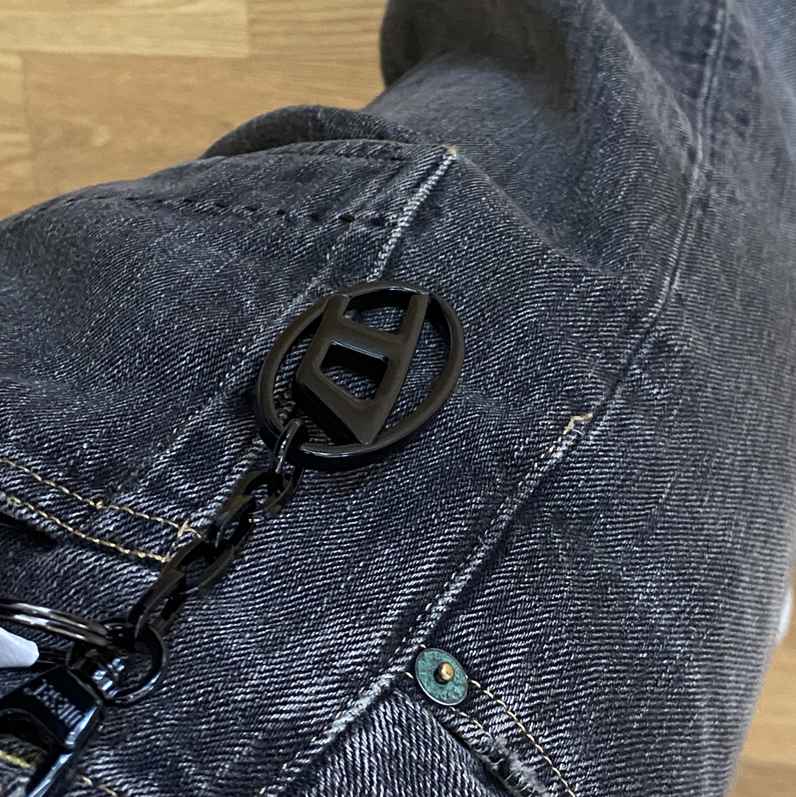 Diesel Holi C Logo Keyring Black 착용 스타일