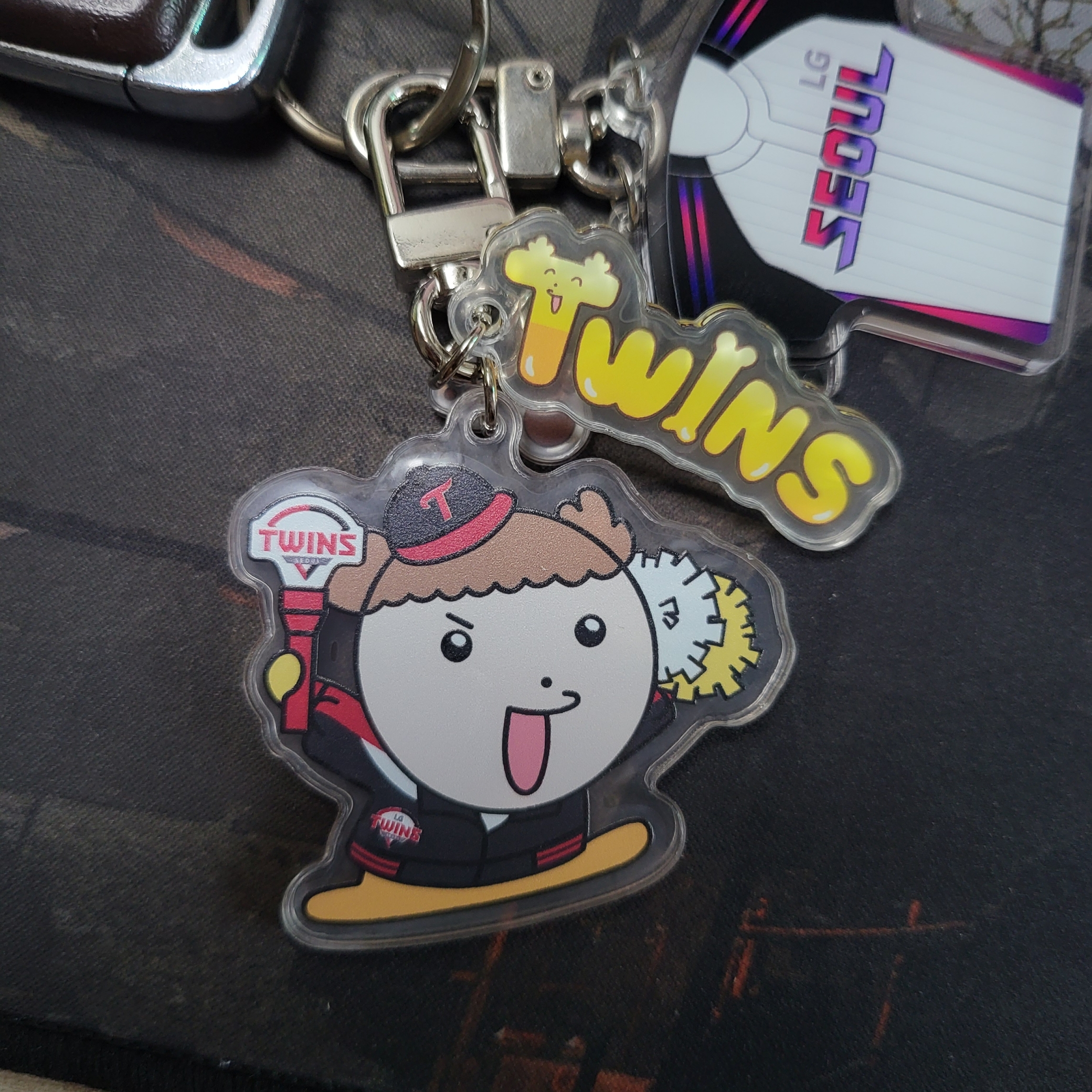 [즉시배송] LG TWINS x Maru is a Puppy Acrylic keyring (Cheering Maru) 착용 스타일