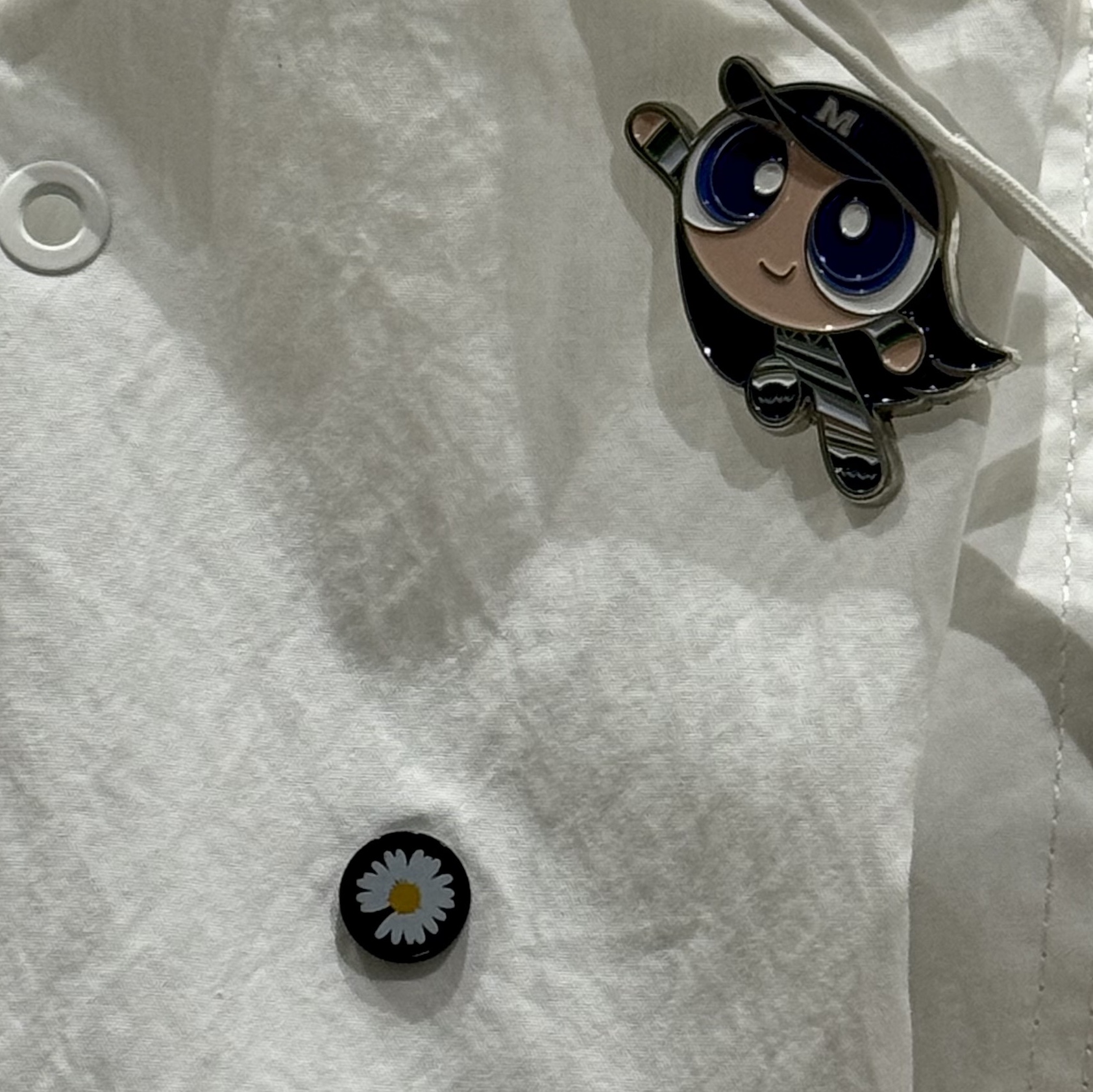 NewJeans x Coller Rabbit String Bag Snow White, NewJeans Bunini Mini Costume Keyring Black 착용 스타일 - 2