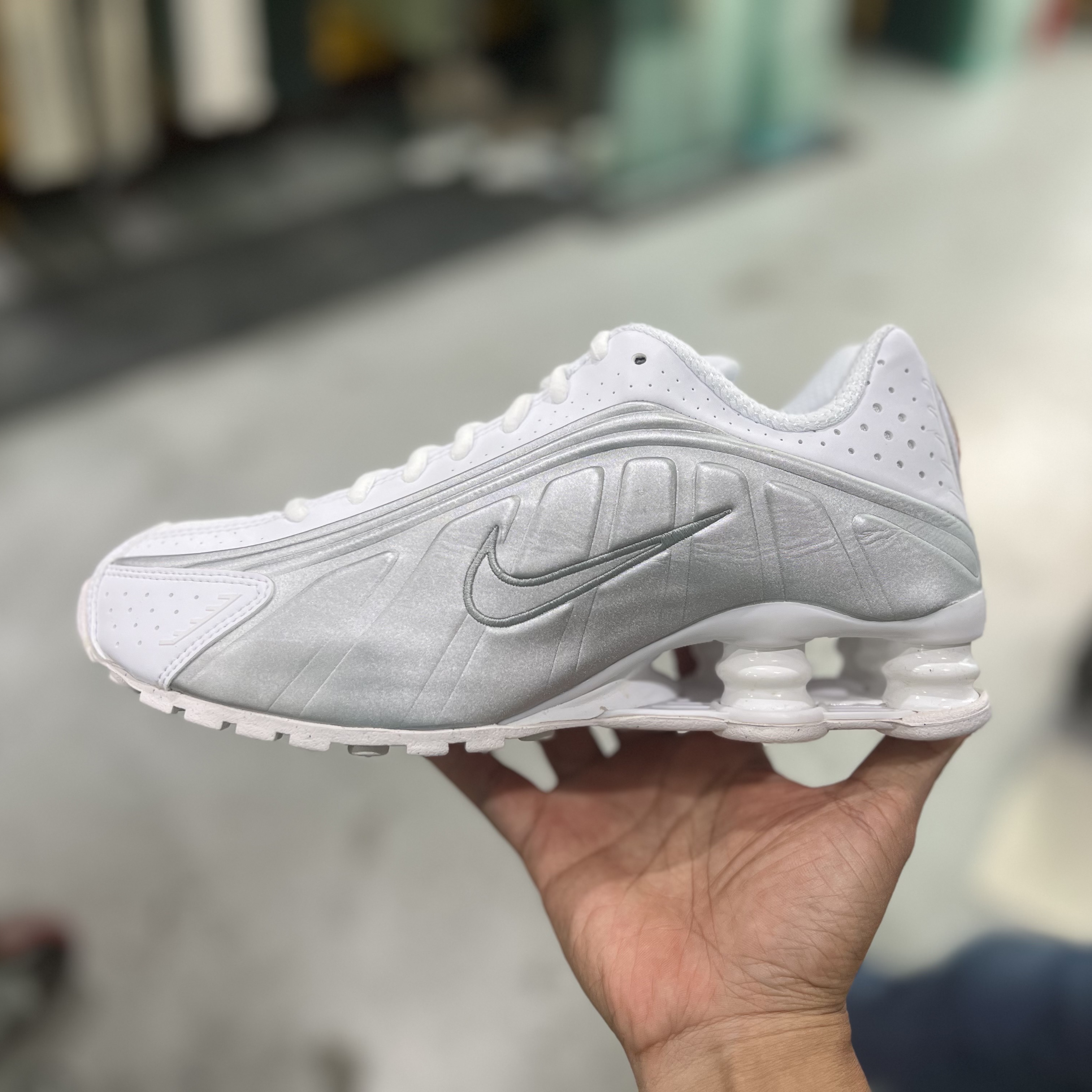 (W) Nike Shox R4 White Metallic Silver 착용 스타일