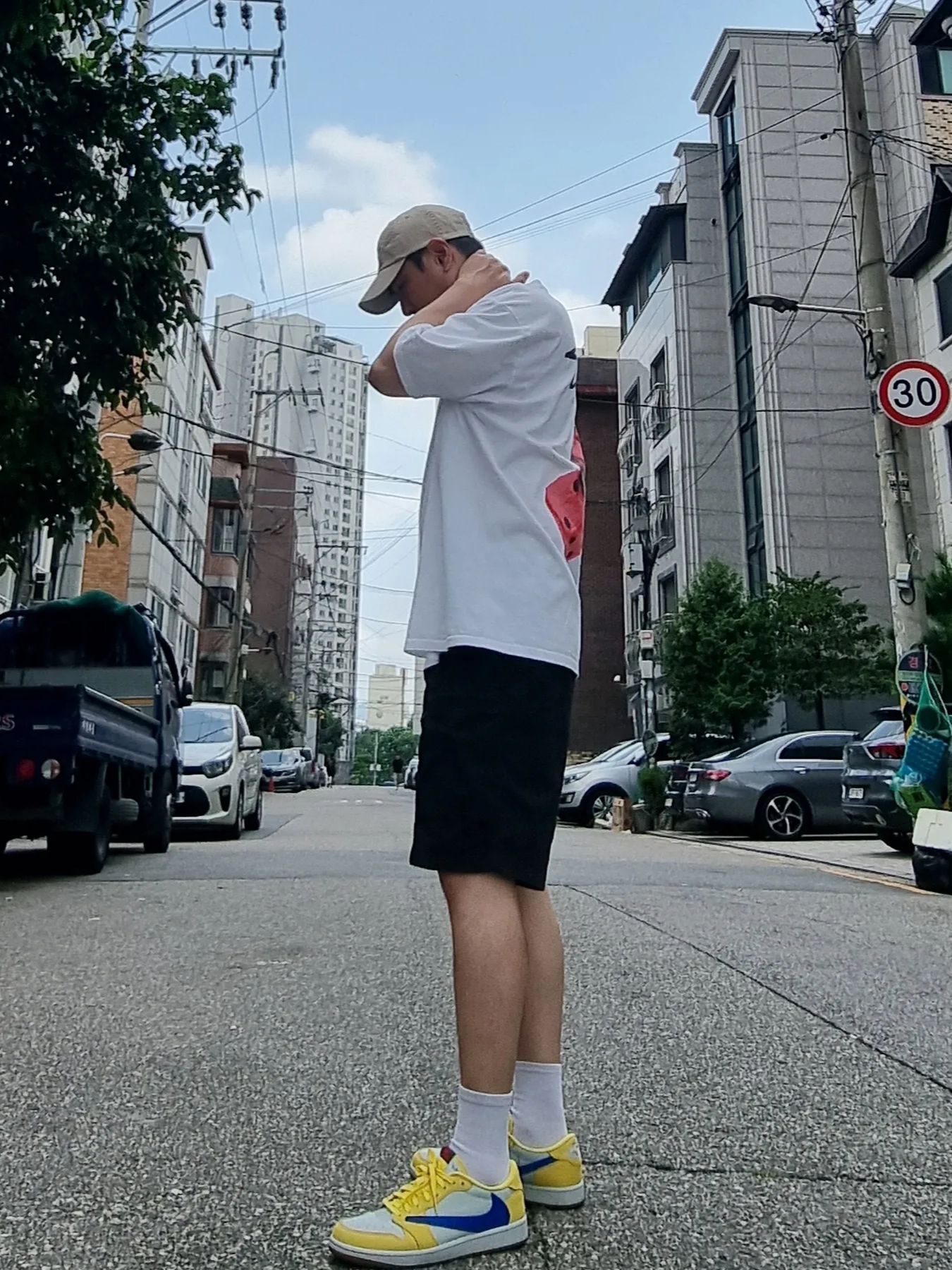(W) Jordan 1 x Travis Scott Retro Low OG SP Canary, Stussy Fuzzy Dice T-Shirt White 착용 스타일 - 2