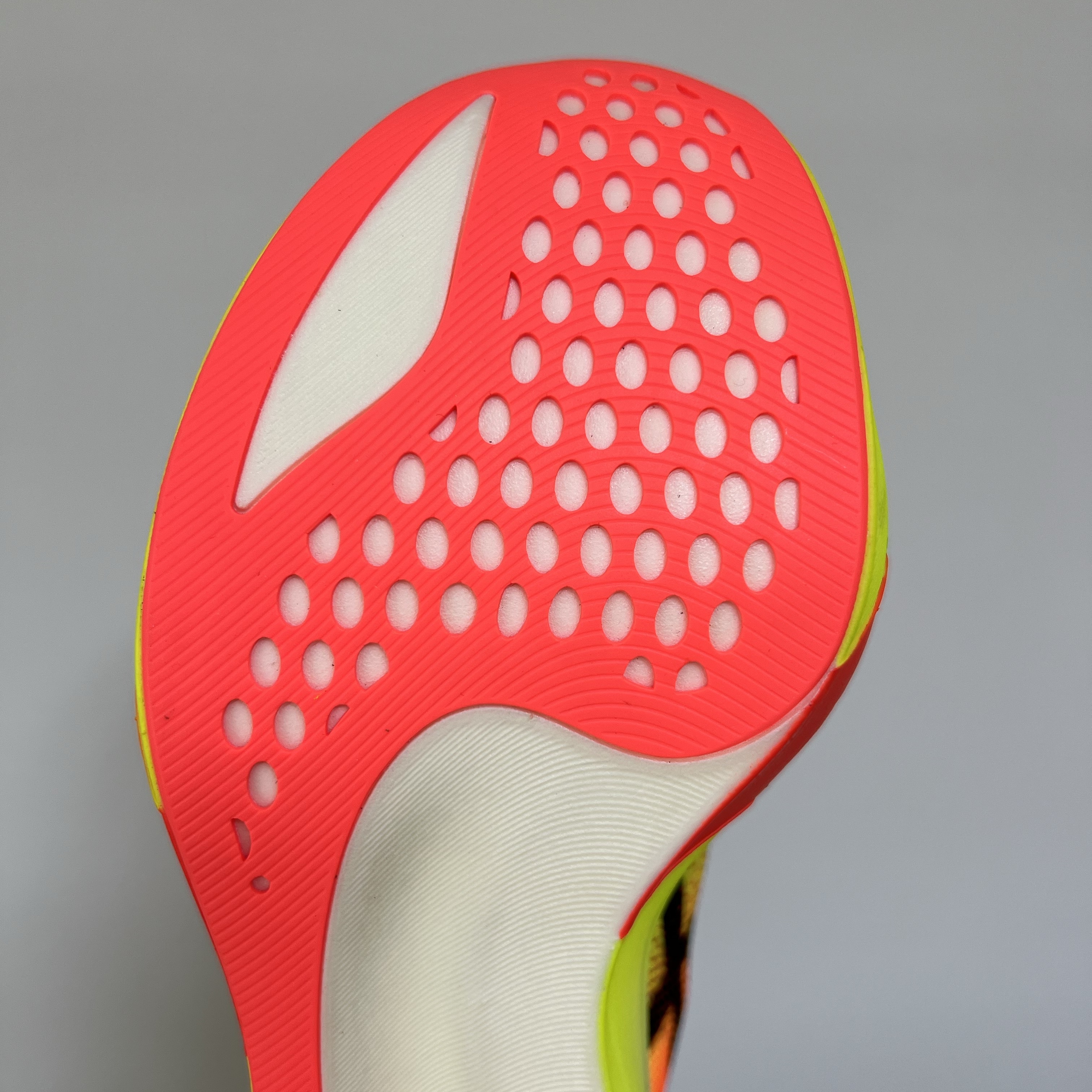 Asics Metaspeed Sky Paris Safety Yellow Black 착용 스타일 - 5