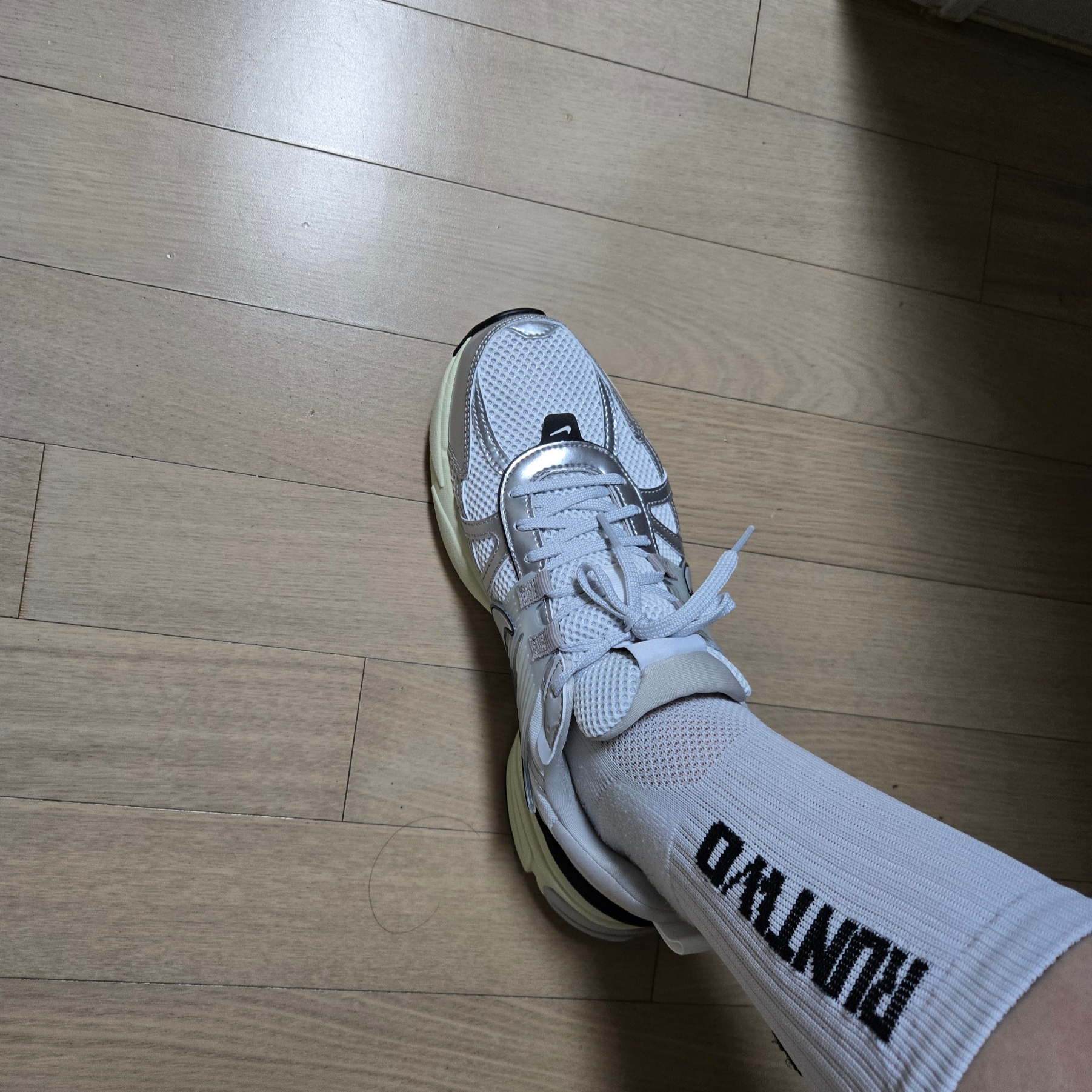 Nike V2K Run Summit White Metallic Silver 착용 스타일