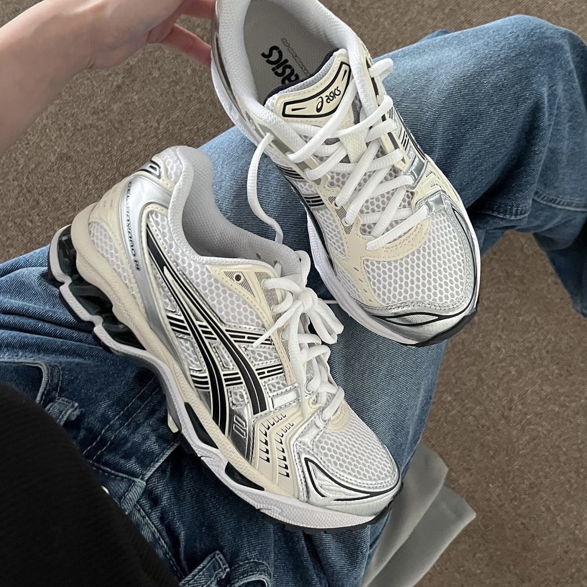 (W) Asics Gel-Kayano 14 White Midnight 착용 스타일