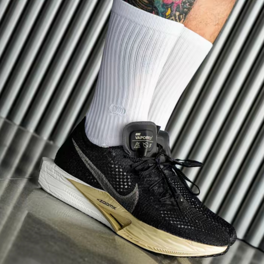 Nike ZoomX Vaporfly Next% 3 Black Metallic Gold Grain 착용 스타일