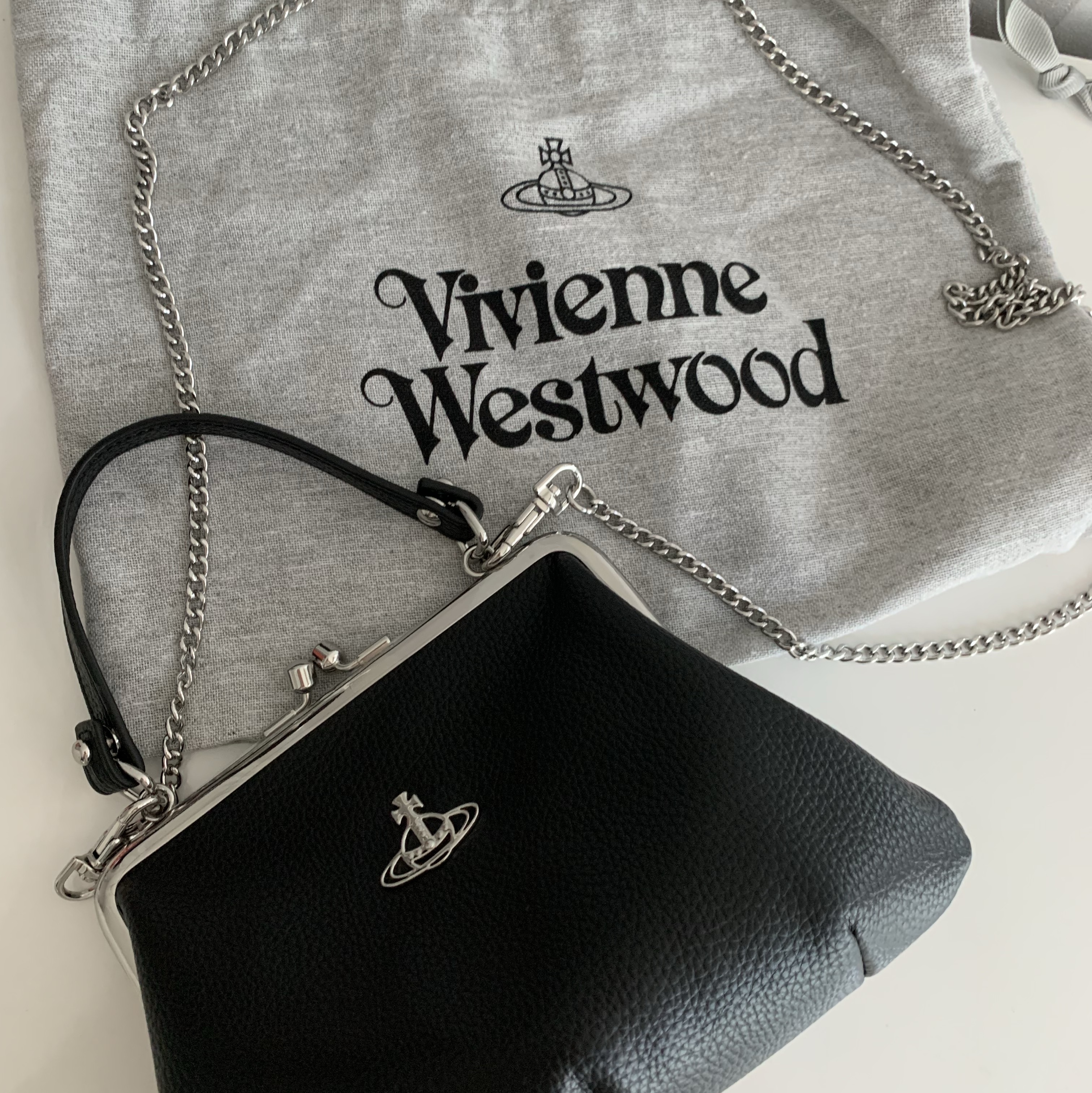 Vivienne Westwood Vegan Leather Granny Frame Purse Black 착용 스타일 - 2