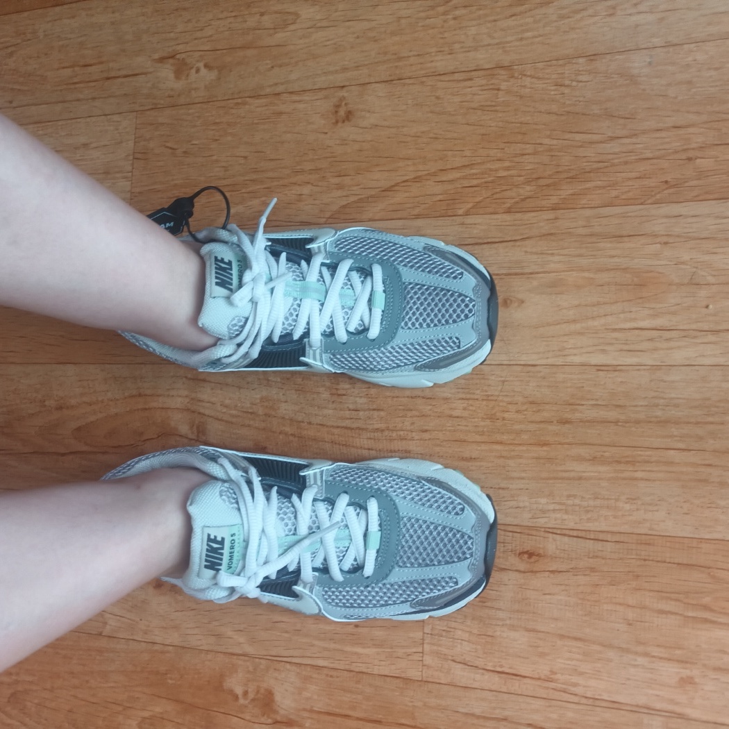 (W) Nike Zoom Vomero 5 Cobblestone and Flat Pewter 착용 스타일 - 1