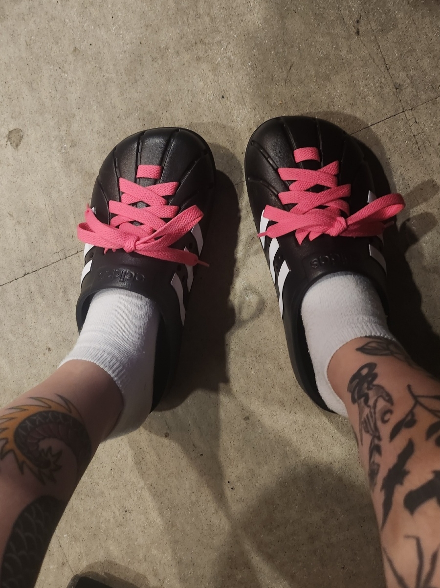 Adidas Adilette Clog Black White 착용 스타일
