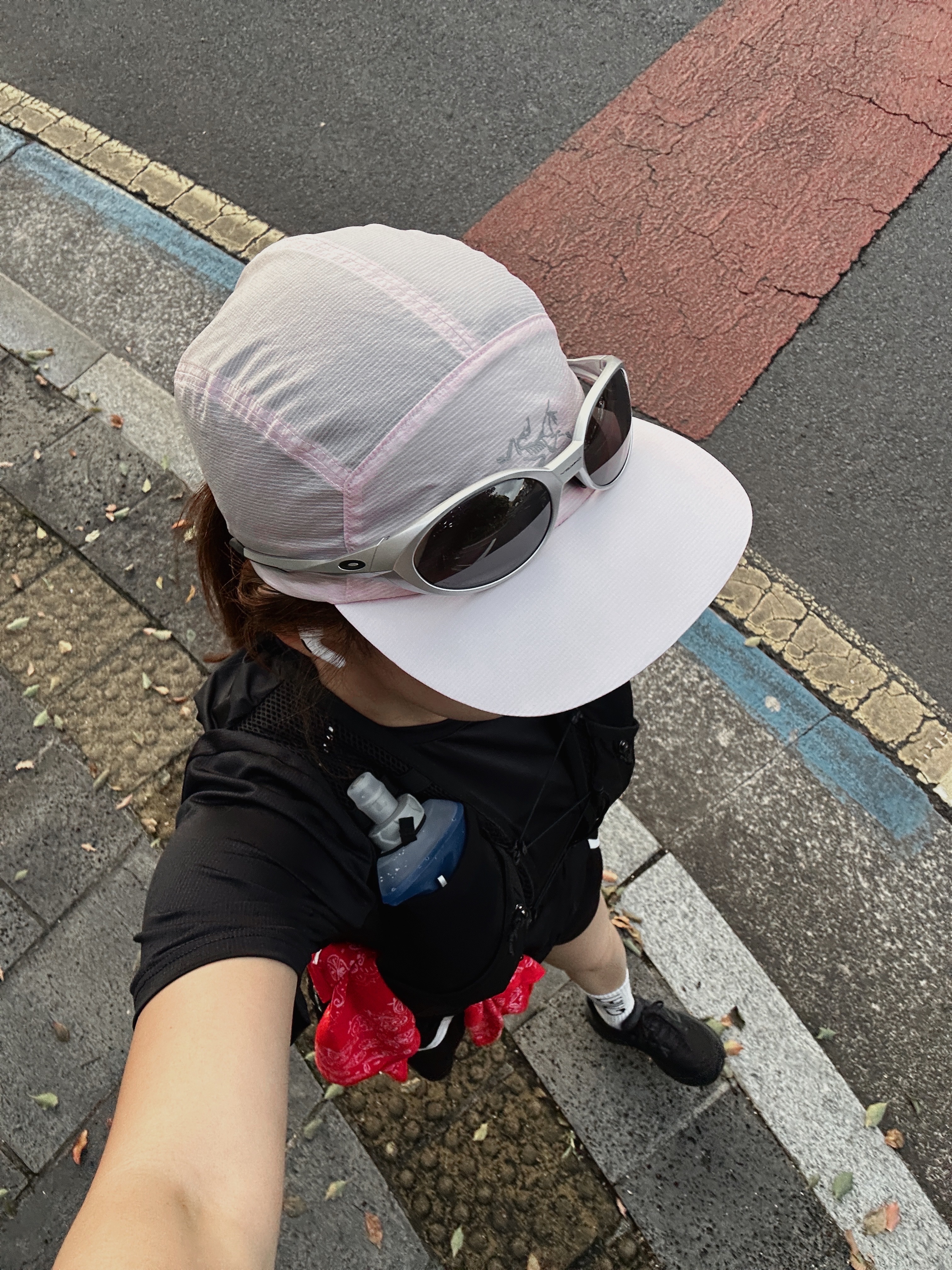 Salomon Active Skin 8 Set Black Metal, Oakley Eye Jacket Redux Silver Frame Prizm Black Polarized Lenses High Bridge Fit 착용 스타일 - 6