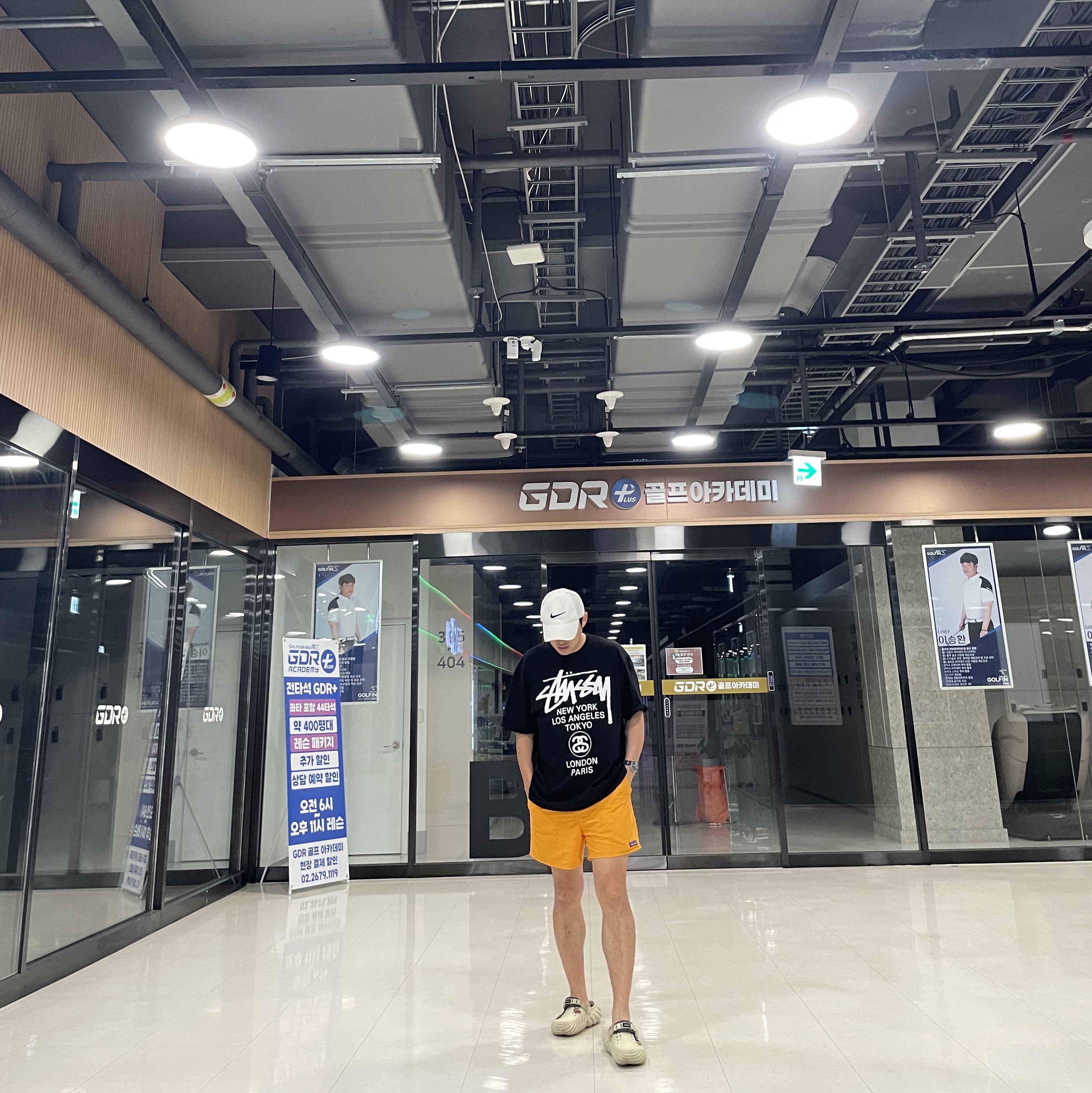Stussy World Tour T-Shirt Black 2024,2025, Nike Dri-Fit ADV Club Unstructured Swoosh Cap White 착용 스타일