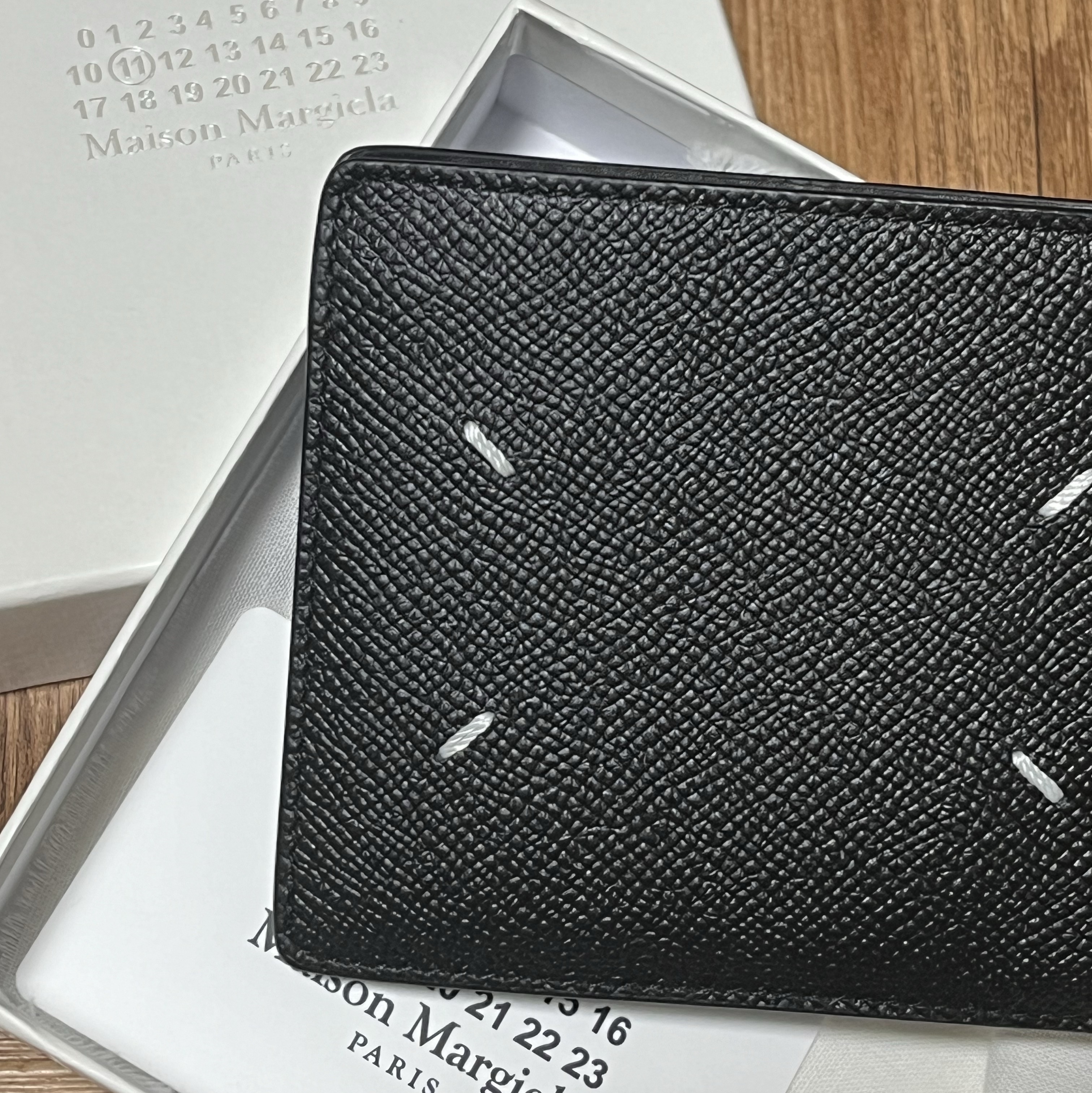 Maison Margiela Bovine Leather Bi-Fold Wallet Black 착용 스타일