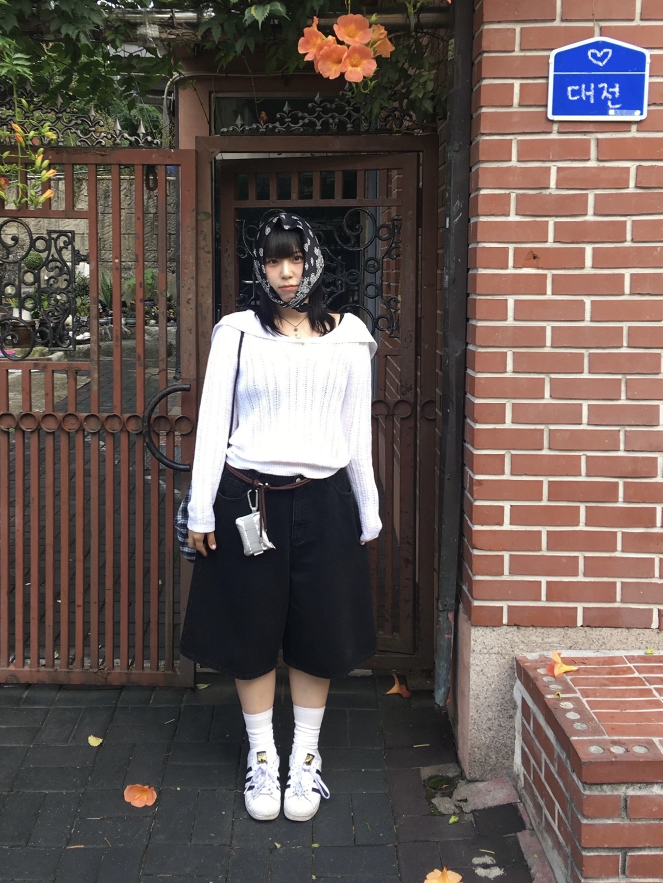 [KREAM 단독] Safarispot Basic Safari Keyring Card Wallet Sliver, Adidas Superstar White Black 착용 스타일 - 1