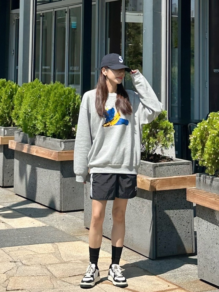 Supreme Seersucker S Logo 6-Panel Black - 24SS, Uniqlo UT x Kaws x Warhol Sweatshirt Heather Gray 착용 스타일 - 3