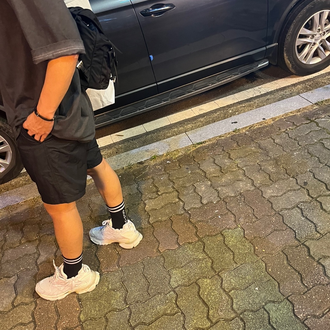 Balenciaga Runner Sneakers White 착용 스타일