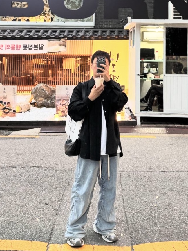 Wooyoungmi Tweed Tracksuit Jacket Brown - 24FW, Supreme Seoul Box Logo T-Shirt White - 23FW 착용 스타일 - 3