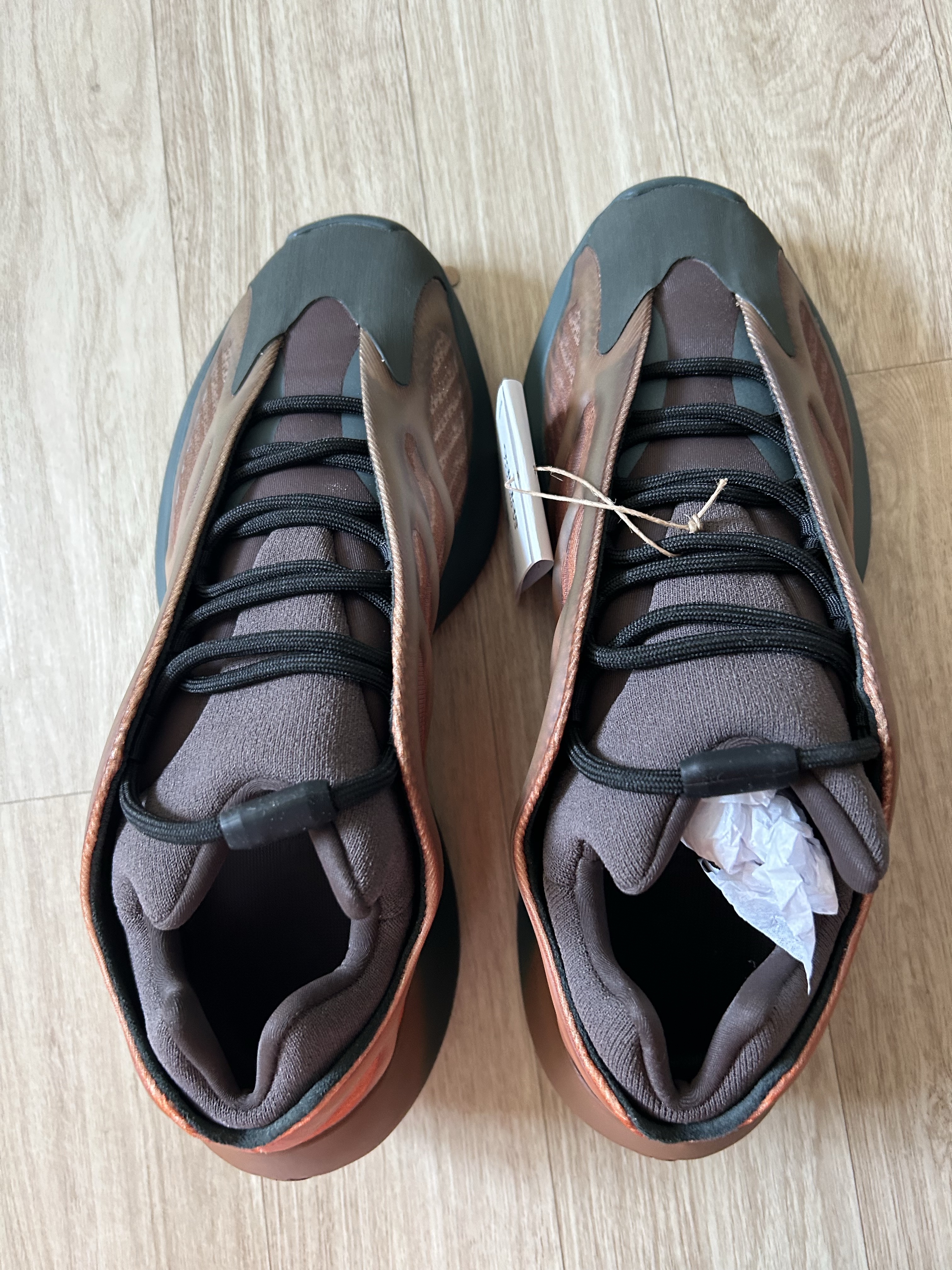 Adidas Yeezy 700 V3 Copper Fade 착용 스타일