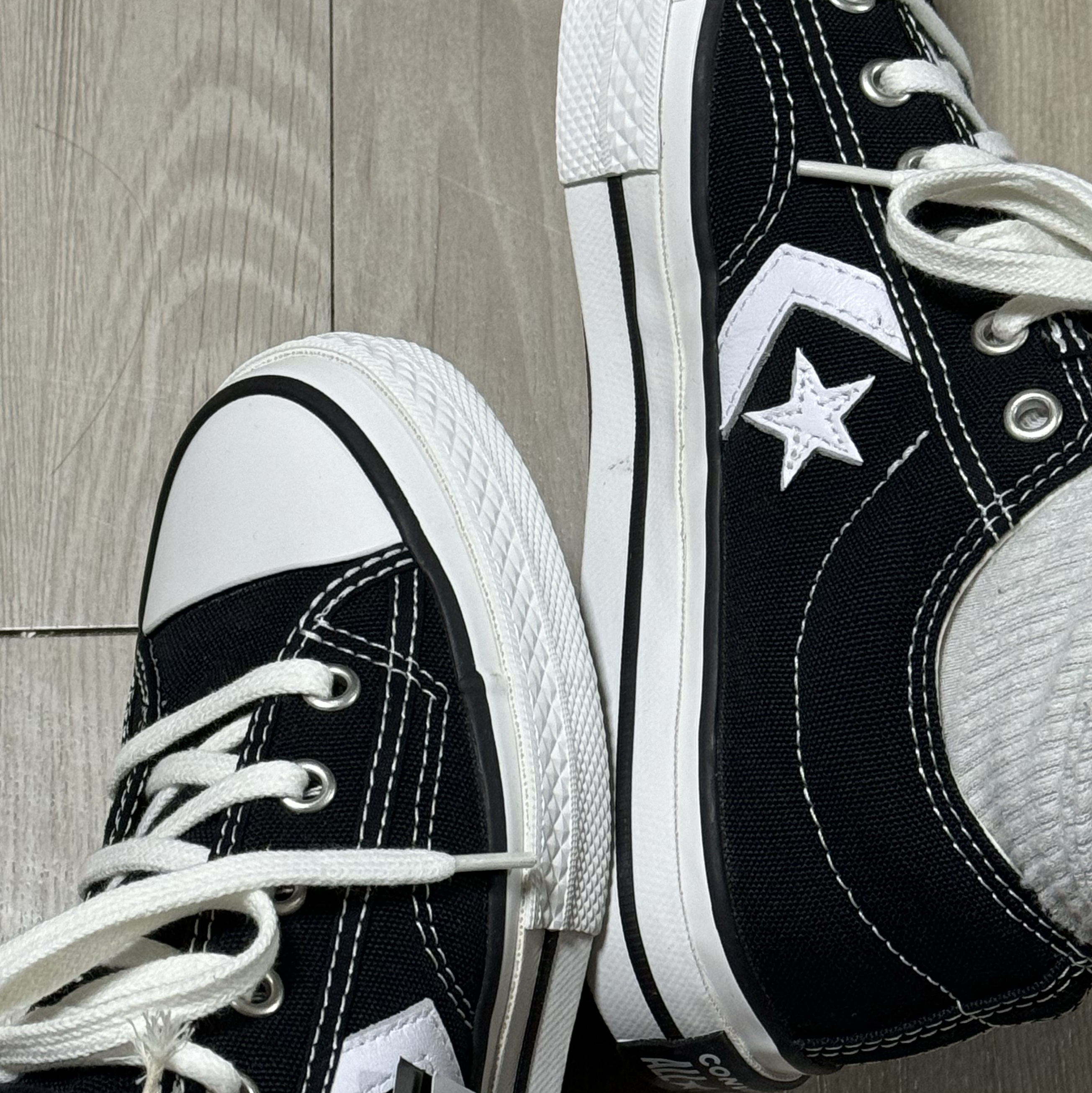Converse Star Player 76 Pearl Leather Black 착용 스타일