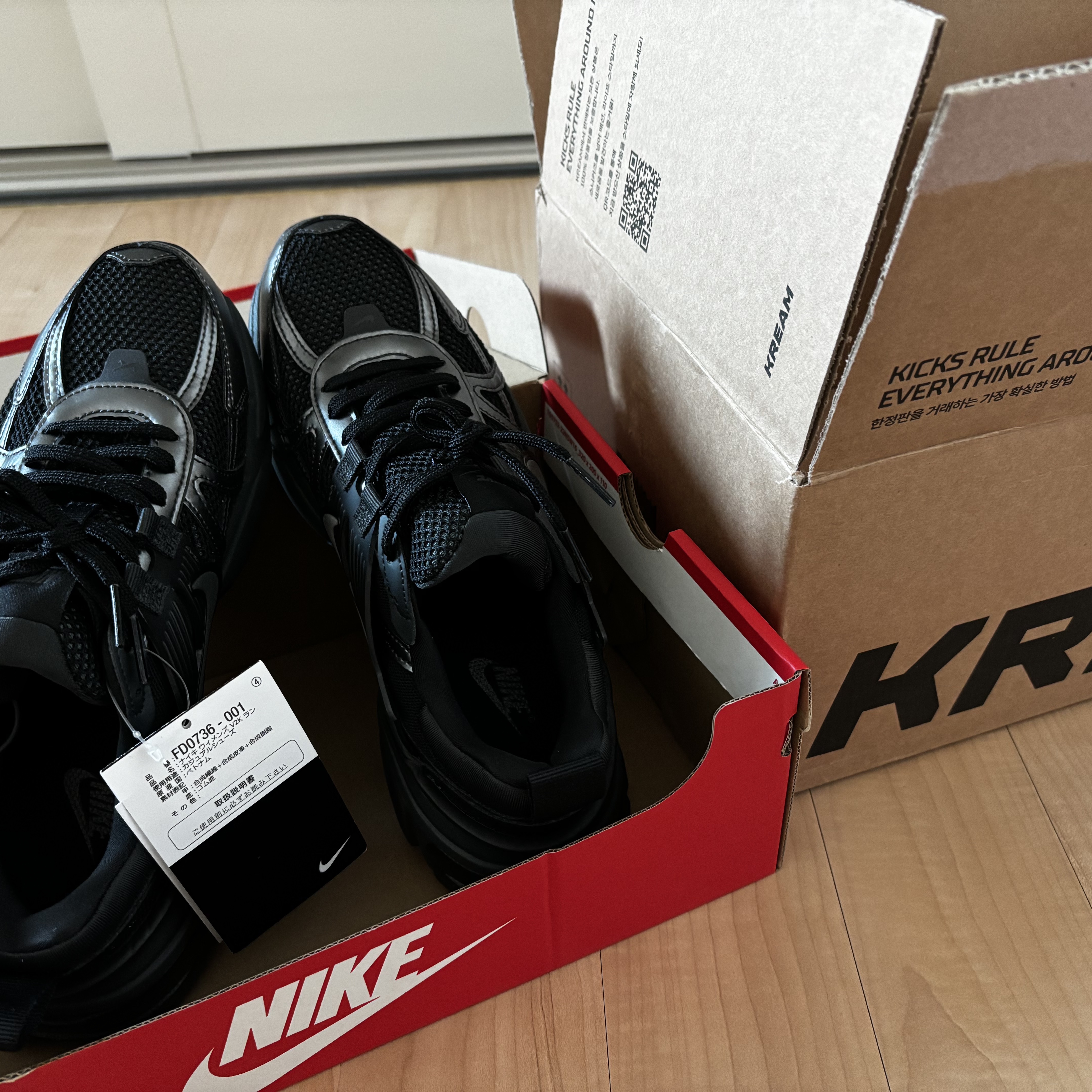 Nike V2K Run Black Anthracite 착용 스타일 - 1