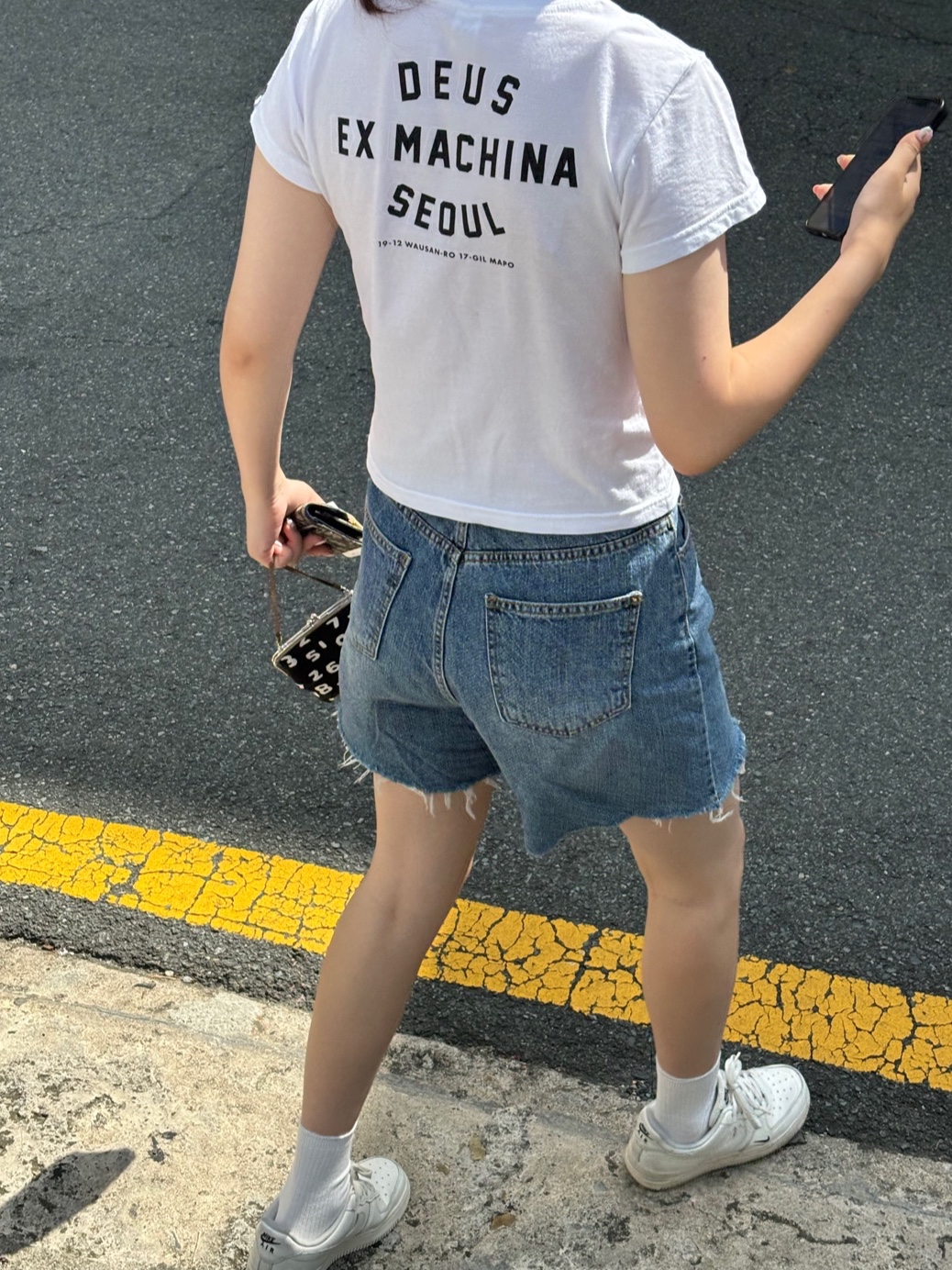 (Kids) Deus Ex Machina College Seoul T-Shirt White, Sou Sou Canvas Soft Gamaguchi Bag Large Black (with 110cm Black Leather Strap) 착용 스타일