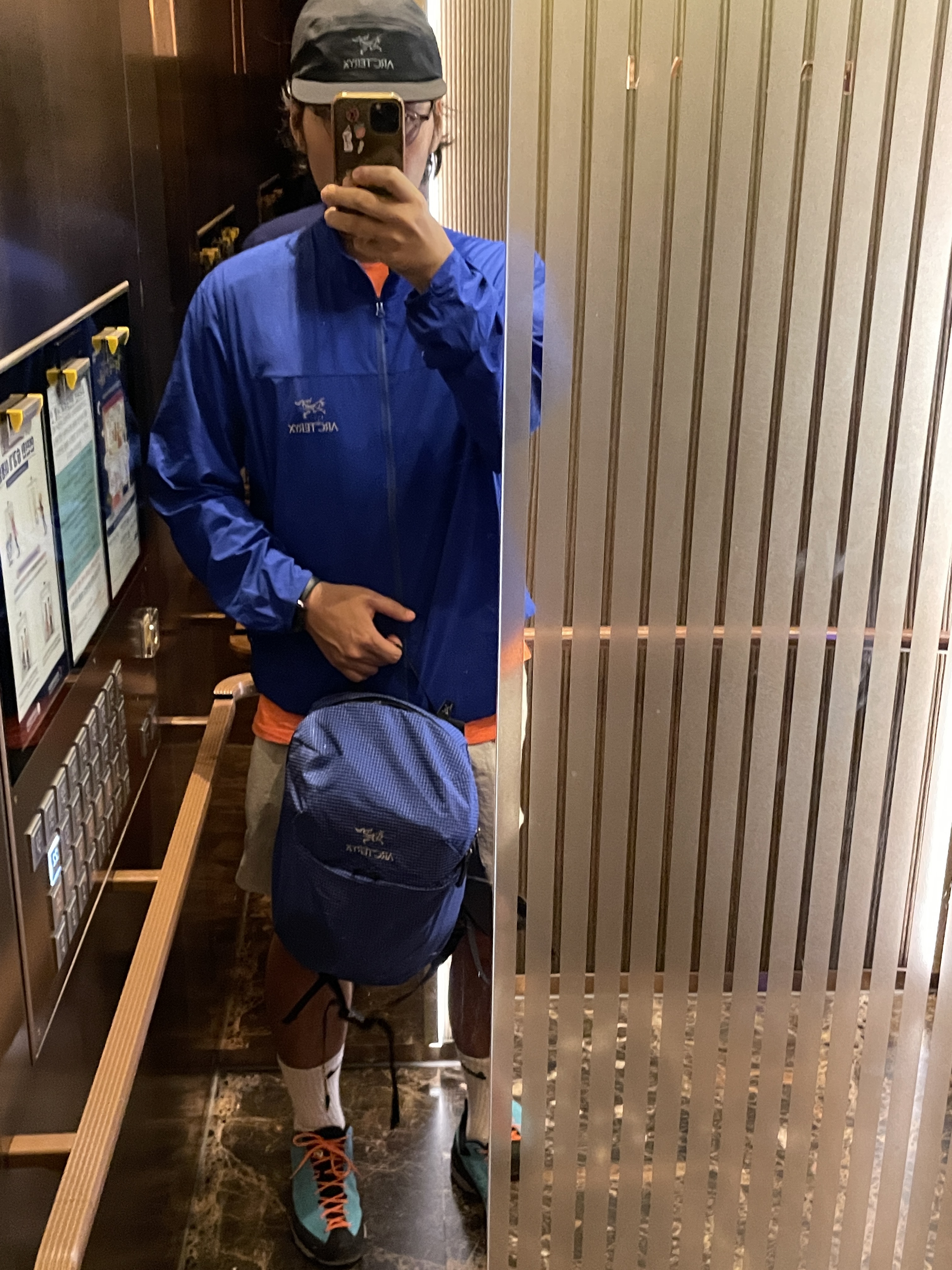 Arc'teryx Gore 5 Panel Cap Black, Arc'teryx Konseal 15 Backpack Vitality 착용 스타일