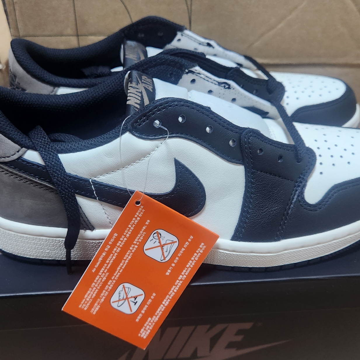 Jordan 1 Retro Low OG Mocha 착용 스타일 - 1