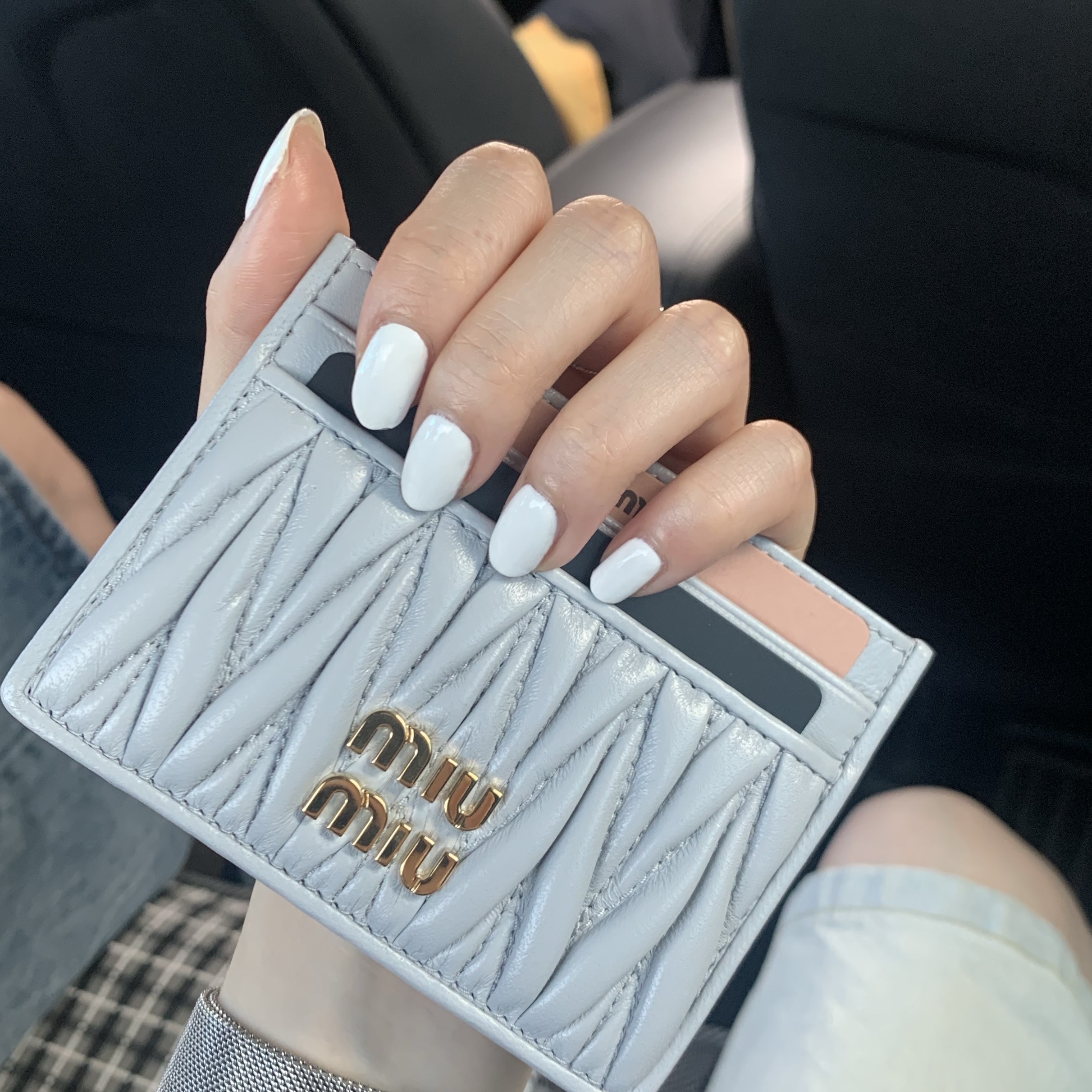 Miu Miu Matelasse Nappa Leather Card Holder Cornflower Blue 착용 스타일 - 2