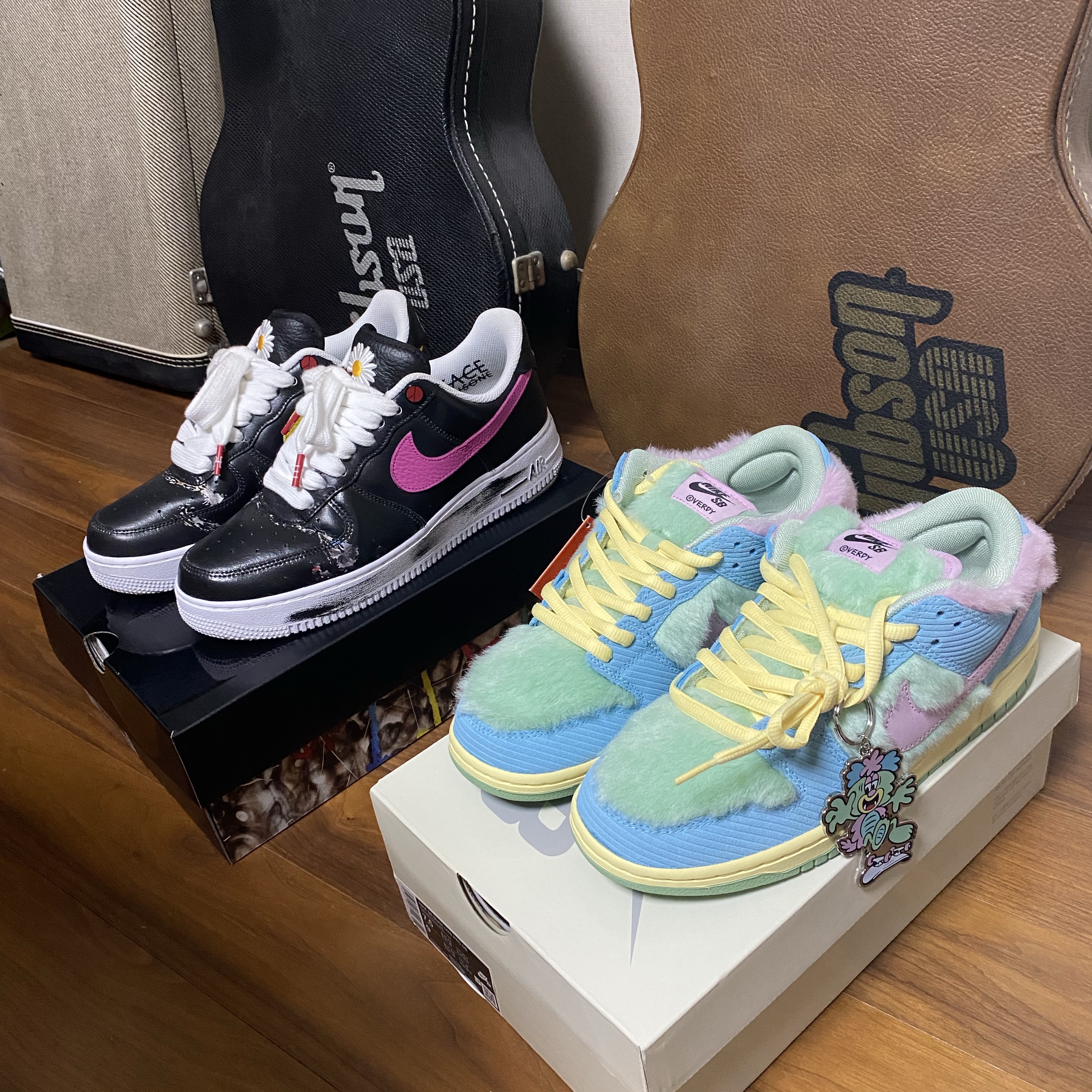 Nike x Peaceminusone Air Force 1 Low Para-Noise 3.0 Black and Multicolor, Nike x Verdy SB Dunk Low Pro Blue Gaze and Enamel Green 착용 스타일