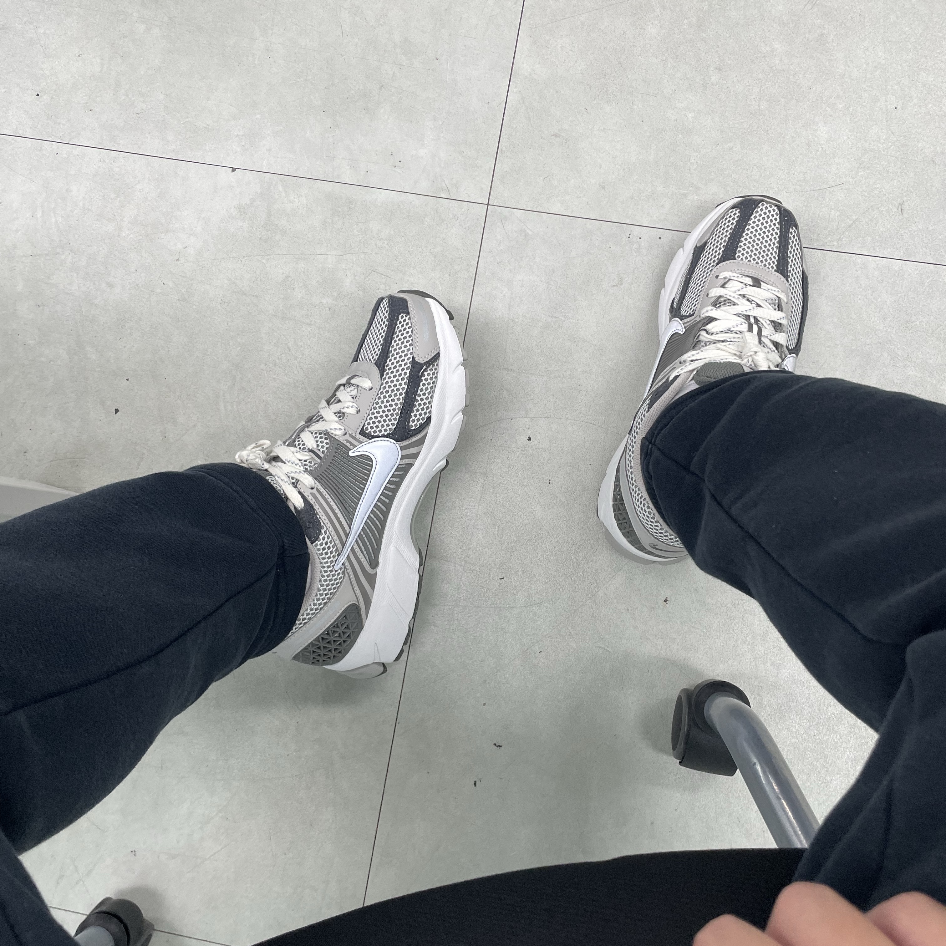 Nike Zoom Vomero 5 PRM Light Iron Ore and Flat Fewter 착용 스타일