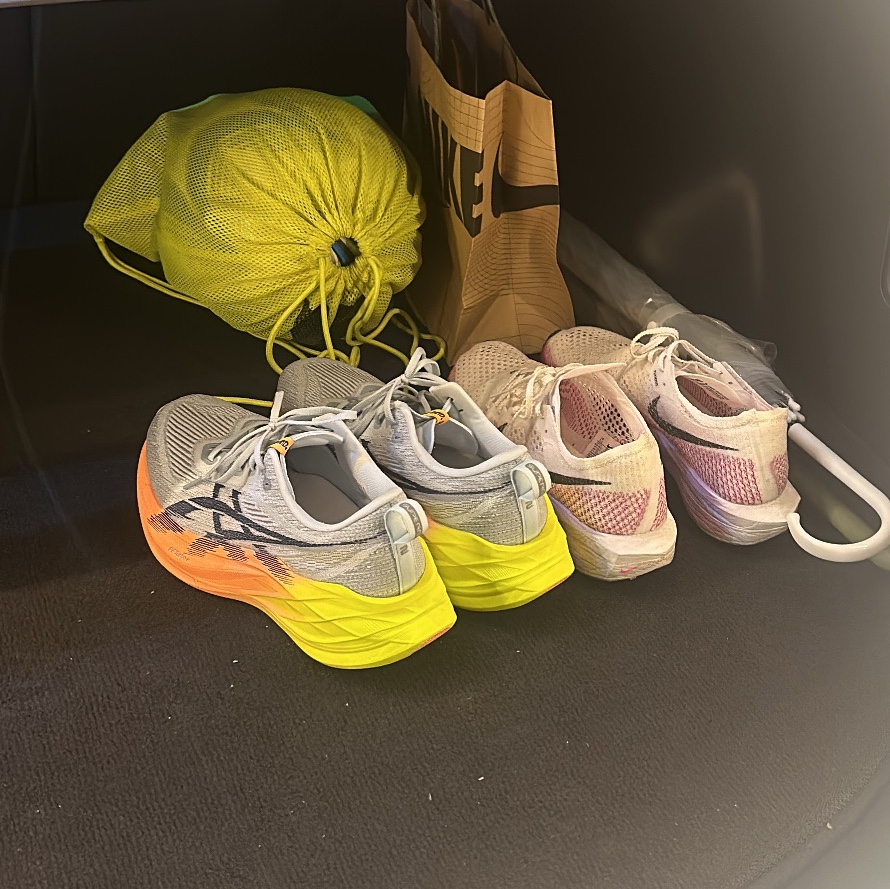Asics Superblast 2 Paris Cool Grey Safety Yellow, Nike ZoomX Vaporfly Next% 3 White Vivid Purple 착용 스타일