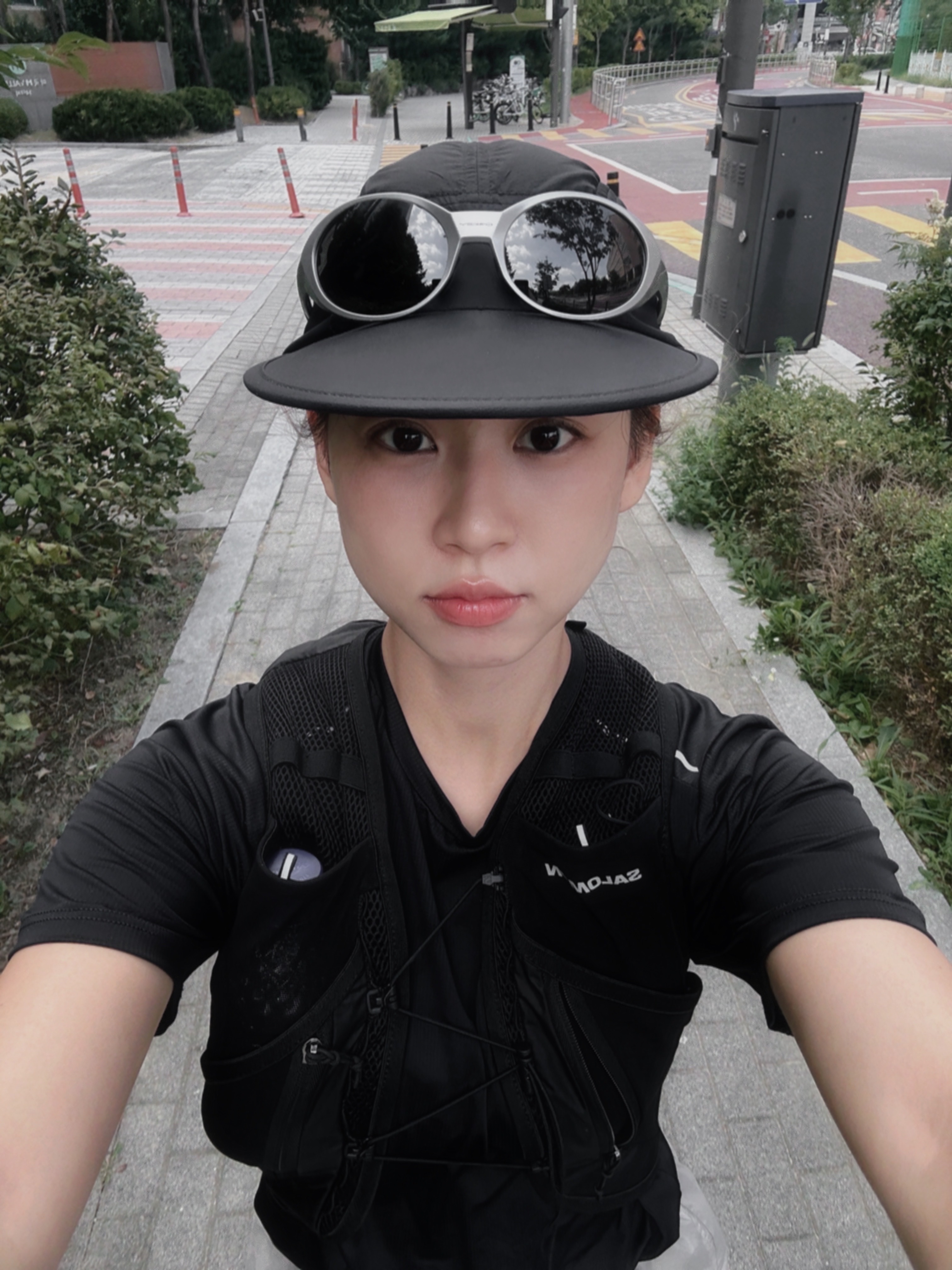 Salomon Active Skin 8 Set Black Metal, Oakley Eye Jacket Redux Silver Frame Prizm Black Polarized Lenses High Bridge Fit 착용 스타일 - 1