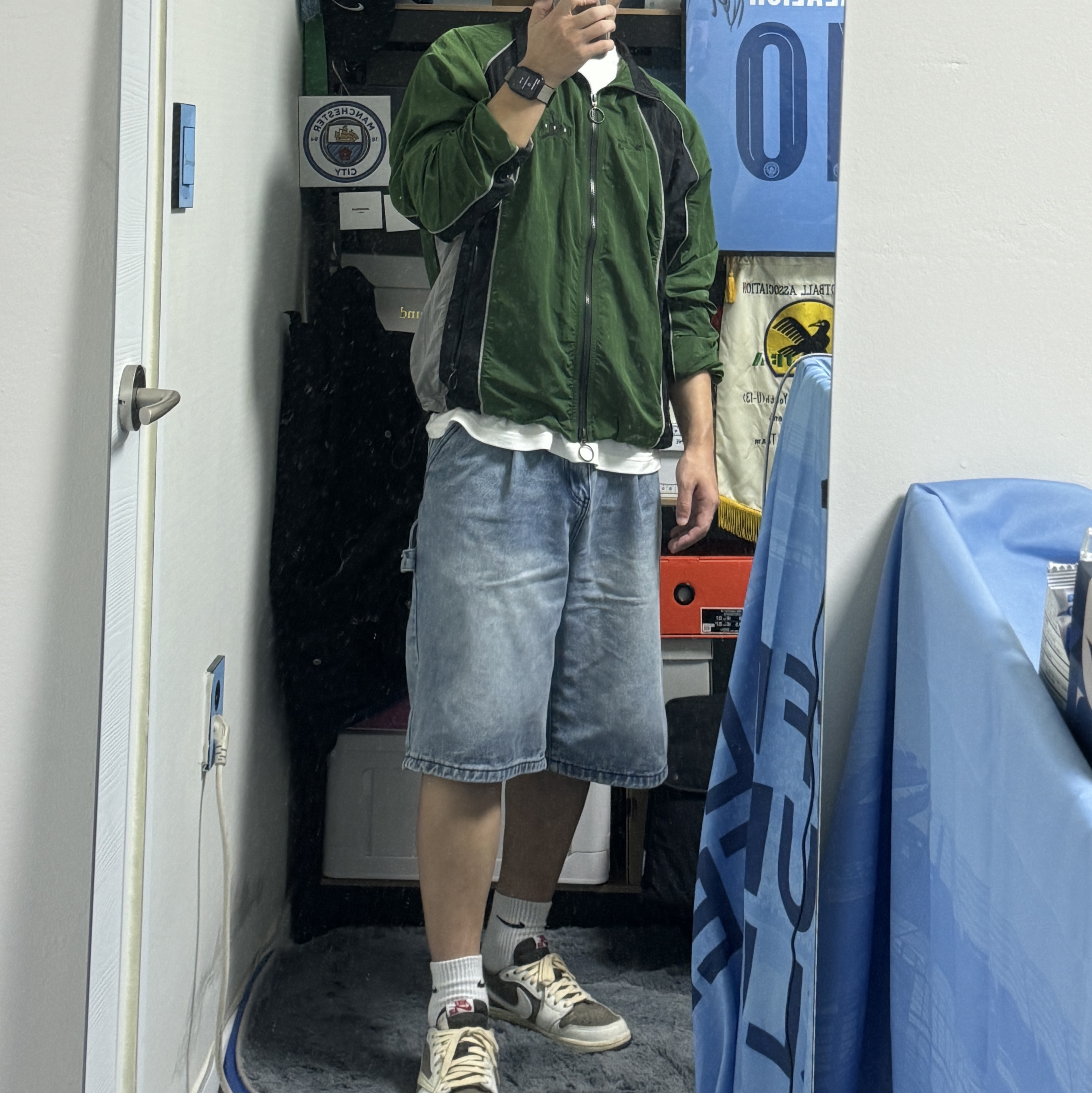Jordan x Off-White Track Top Forest Green - Asia, Jordan 1 x Travis Scott Retro Low OG SP Sail and Ridgerock 착용 스타일