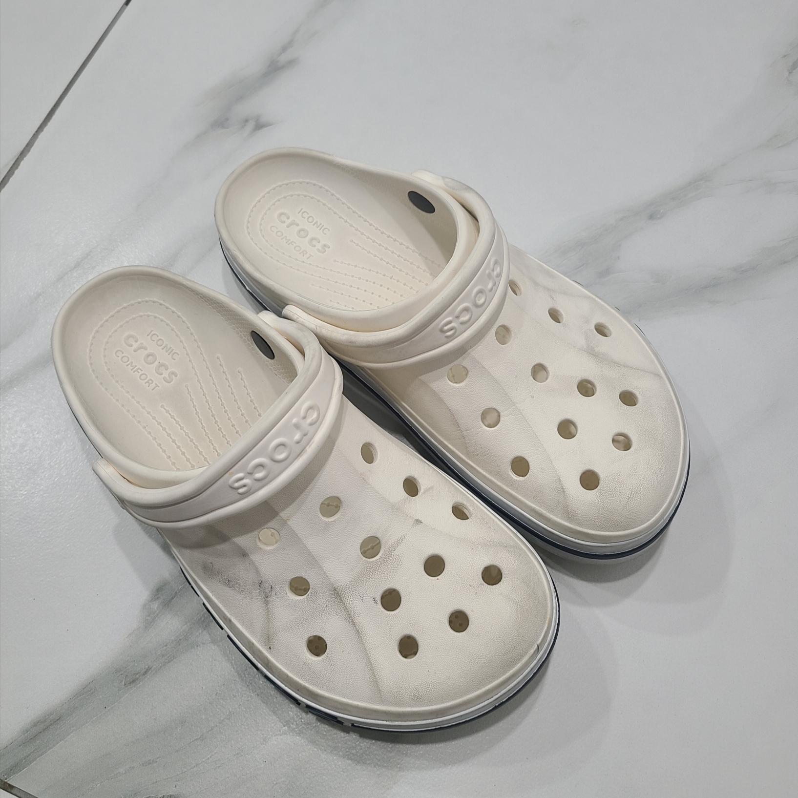 Crocs Bayaband Clog White Navy 착용 스타일