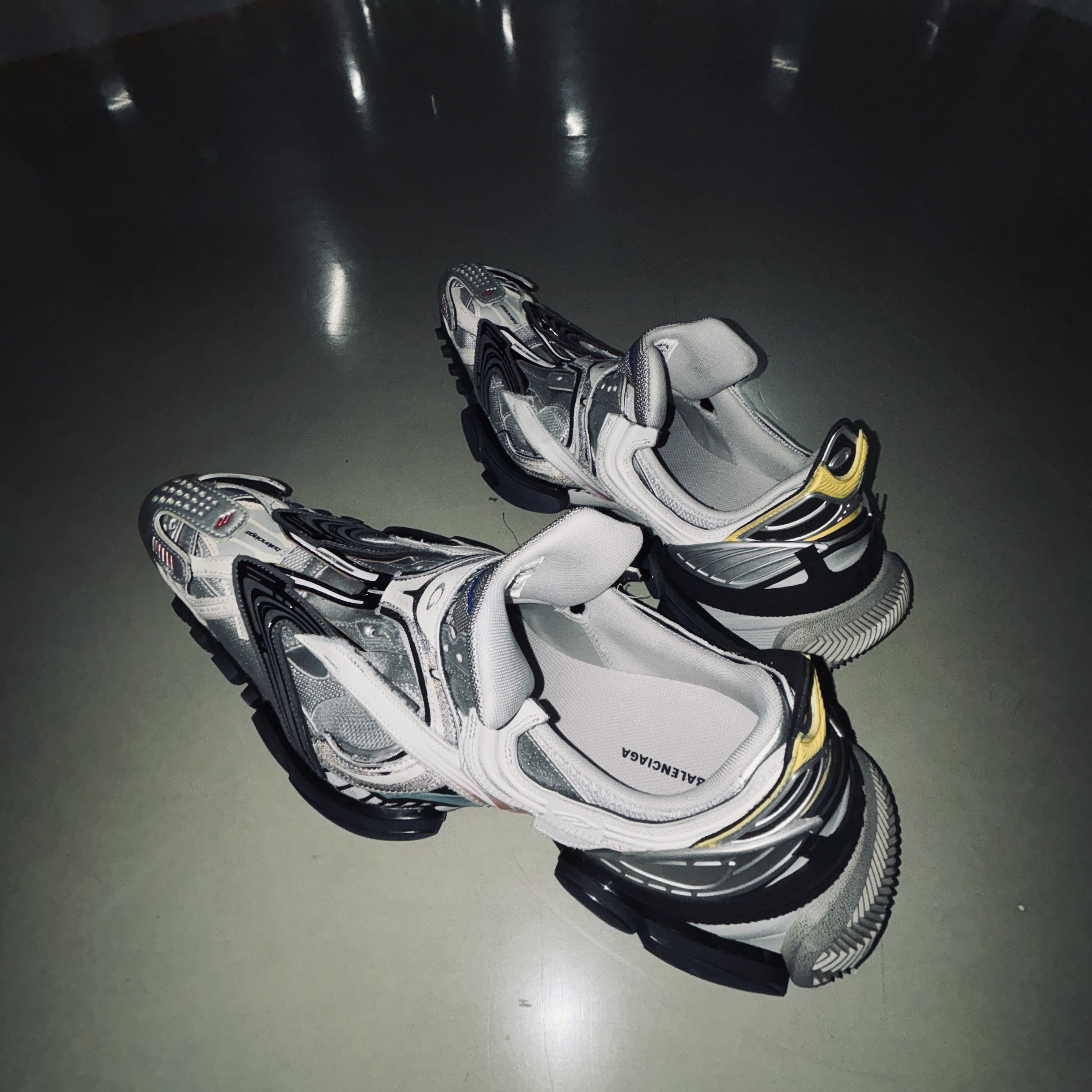 Balenciaga Skin XXL Cat Sunglasses Black, Yeezy Vultures Box T-Shirt White 착용 스타일 - 7