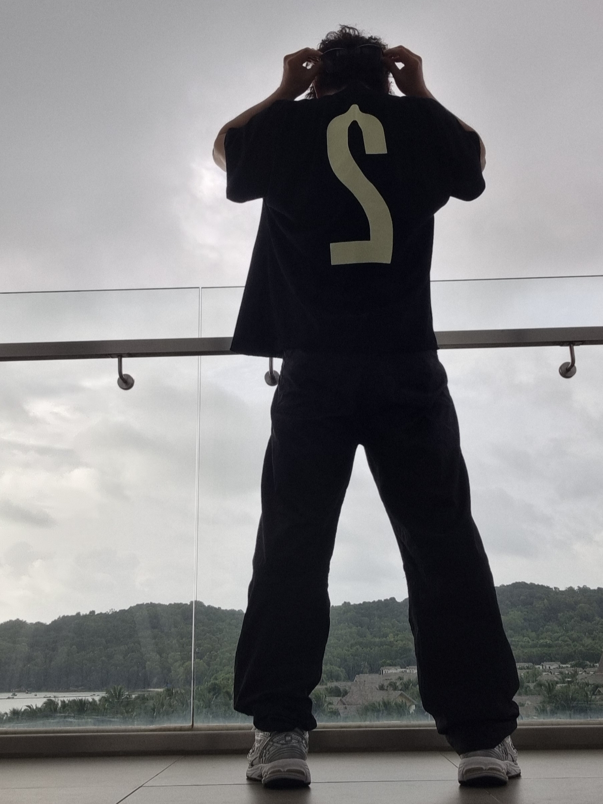 Yeezy Two Box T-Shirt Black (Vultures Listening Experience Korea Exclusive), New Balance 1906R White Metallic Silver 착용 스타일