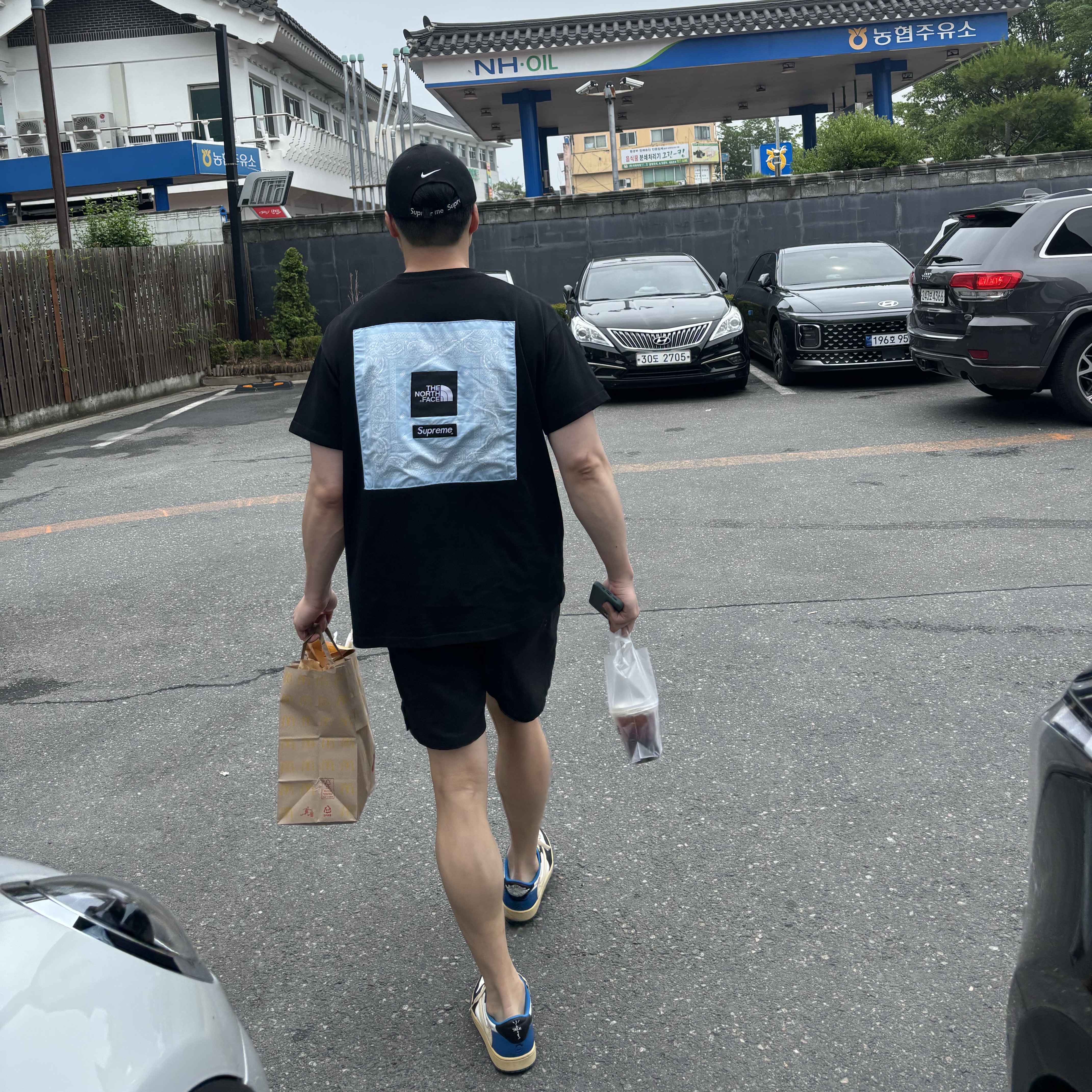 Jordan 1 x Travis Scott x Fragment Retro Low OG SP Military Blue, Supreme x The North Face Bandana T-Shirt Black - 22SS 착용 스타일