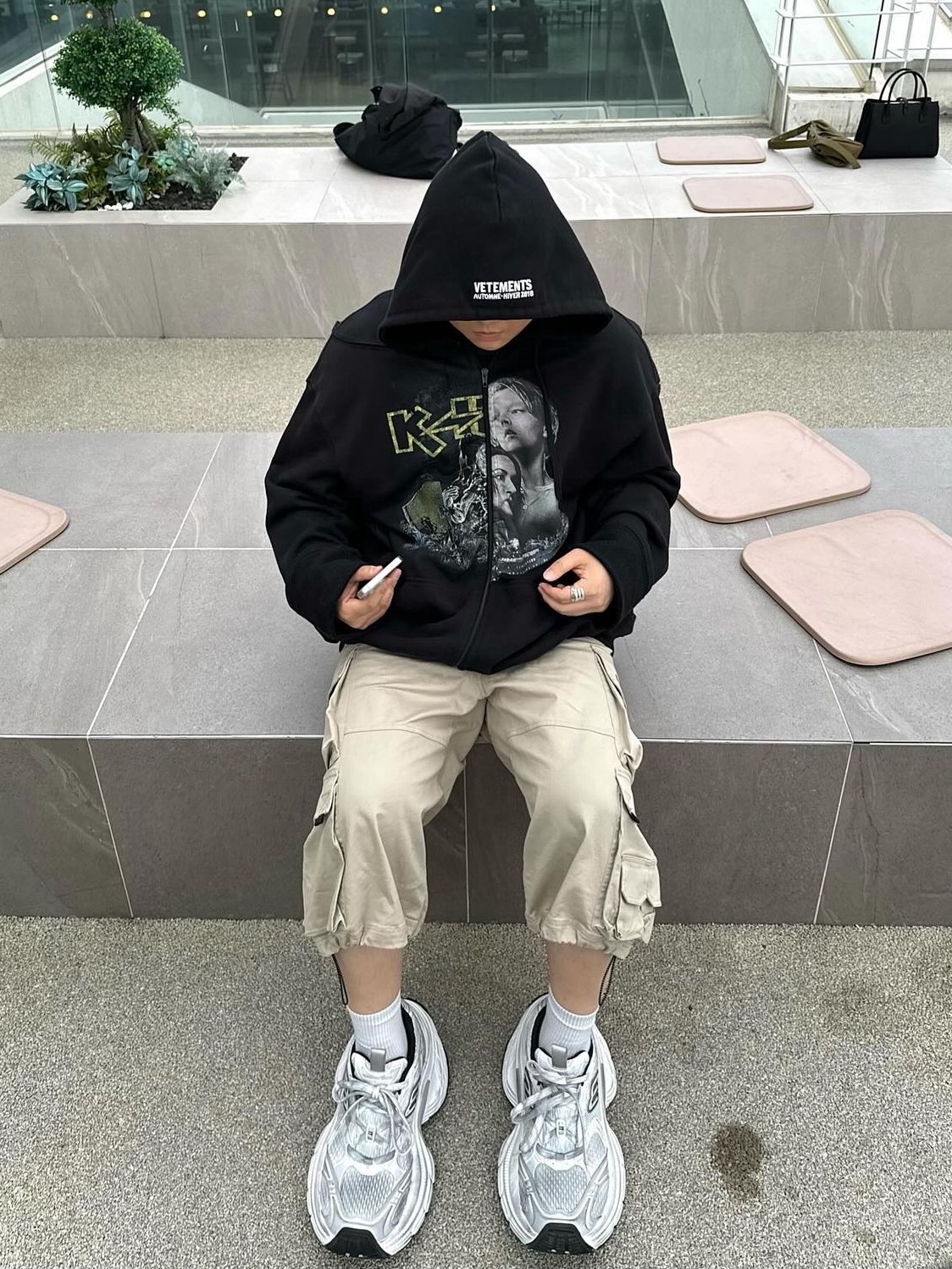 Balenciaga 10XL Sneakers White Grey Silver Black 착용 스타일