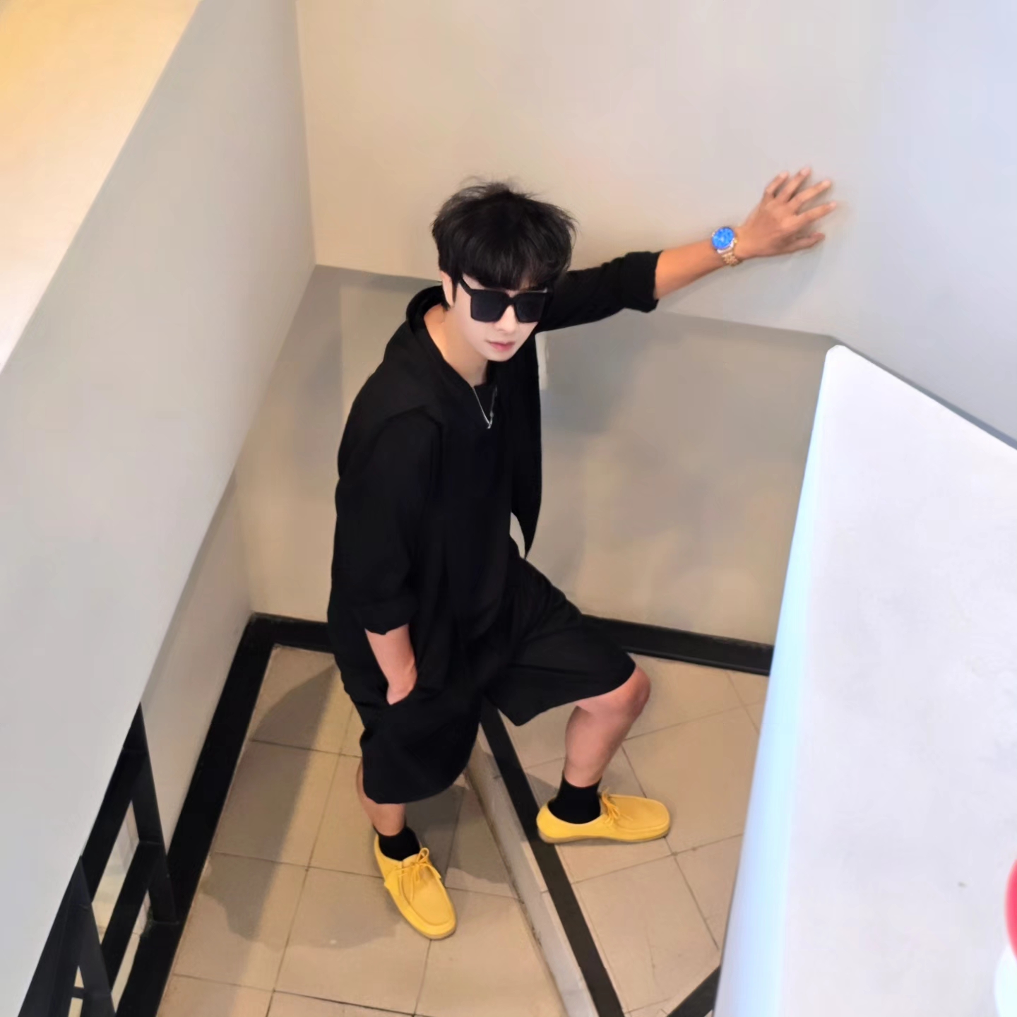 Samsung Galaxy Watch6 44mm LTE Silver (Korean Ver.), Clarks Wallabee Yellow Suede 착용 스타일 - 2